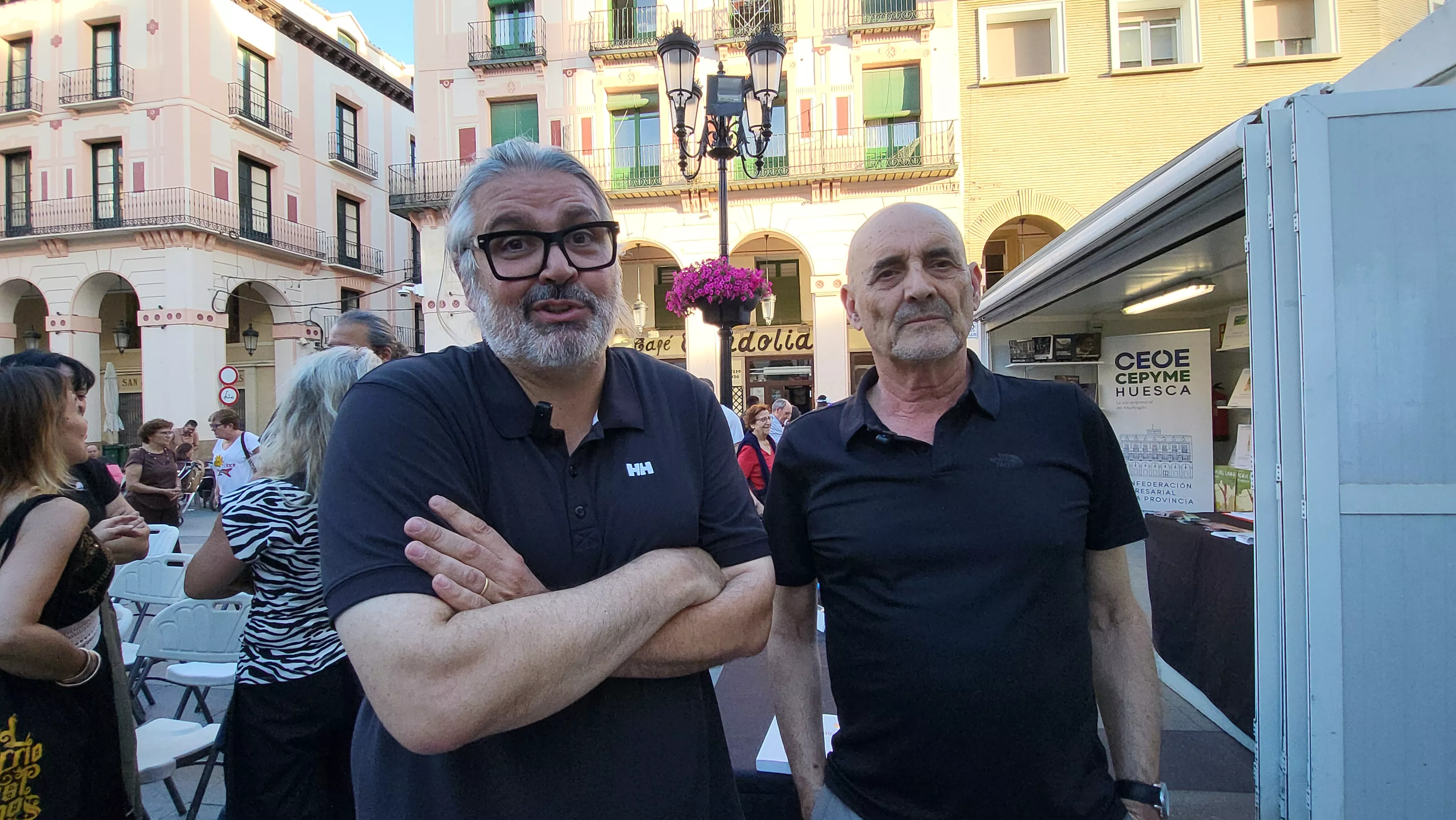 Juanjo Javierre y Miguel Mena en la Feria del Libro de Huesca. Foto Mercedes Manterola