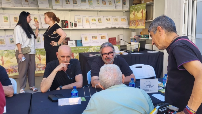 Miguel Mena y Juanjo Javierre en la Feria del Libro. Foto Mercedes Manterola