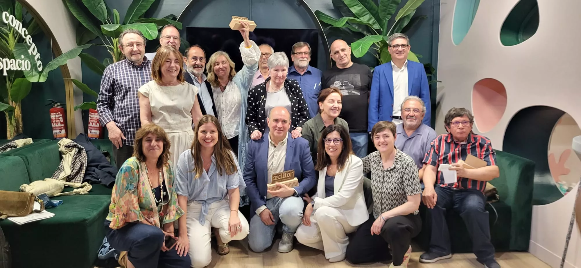 Galardonados y amigos en los Premios Aeditar