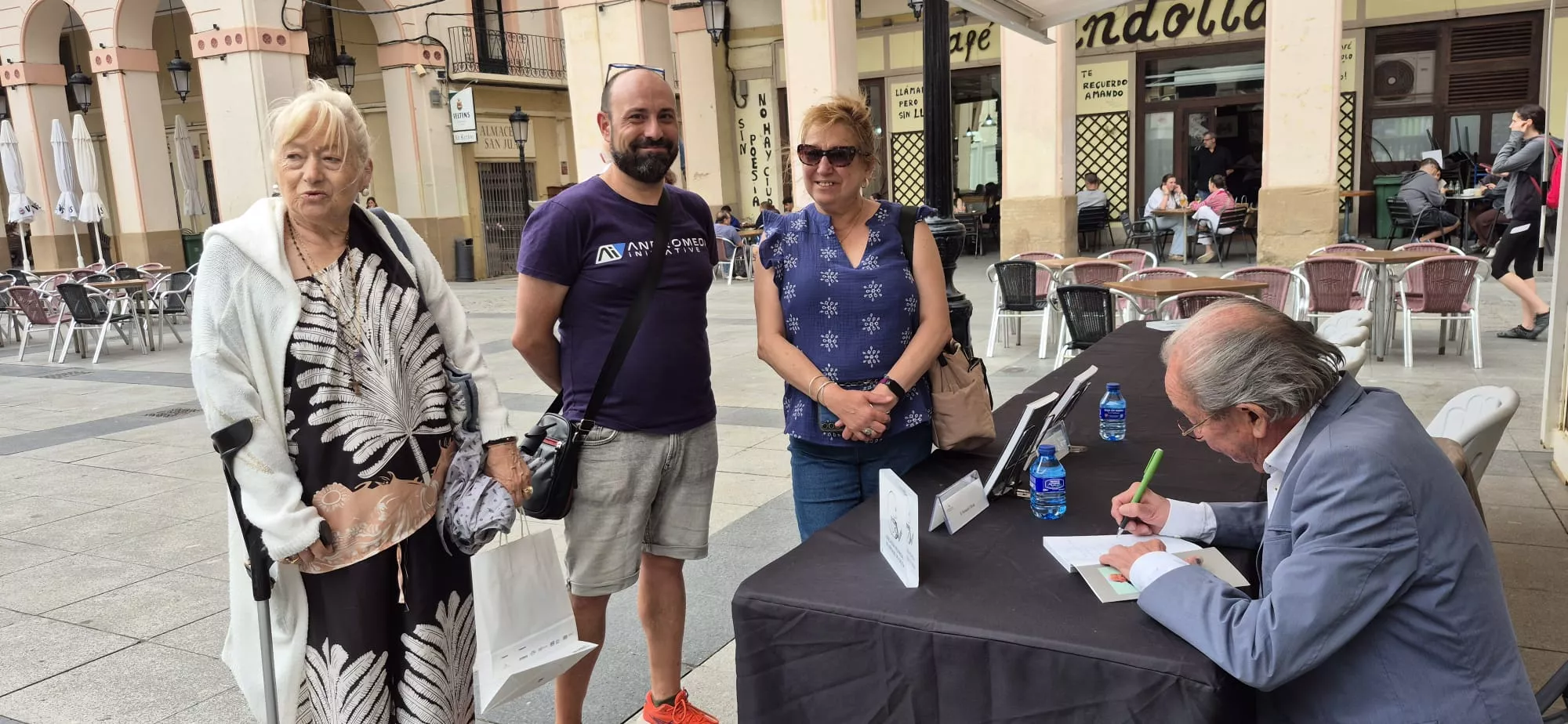 Fernando Oliván, firmando ejemplares en la Feria del Libro de Huesca. Foto Myriam Martínez