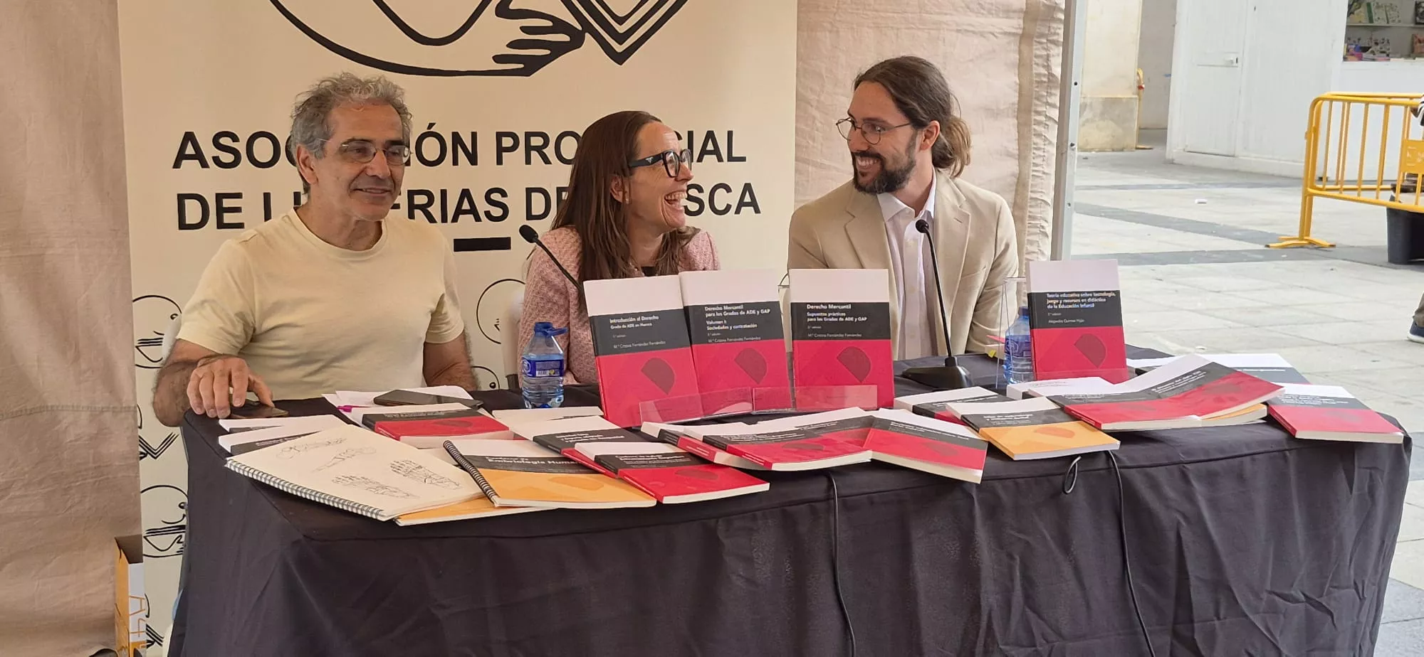 Juan Rodríguez, Cristina Fernández y Alejandro Quintas. El Campus de Huesca reivindica el valor del libro docente universitario en la Feria de Huesca. Foto Myriam Martínez