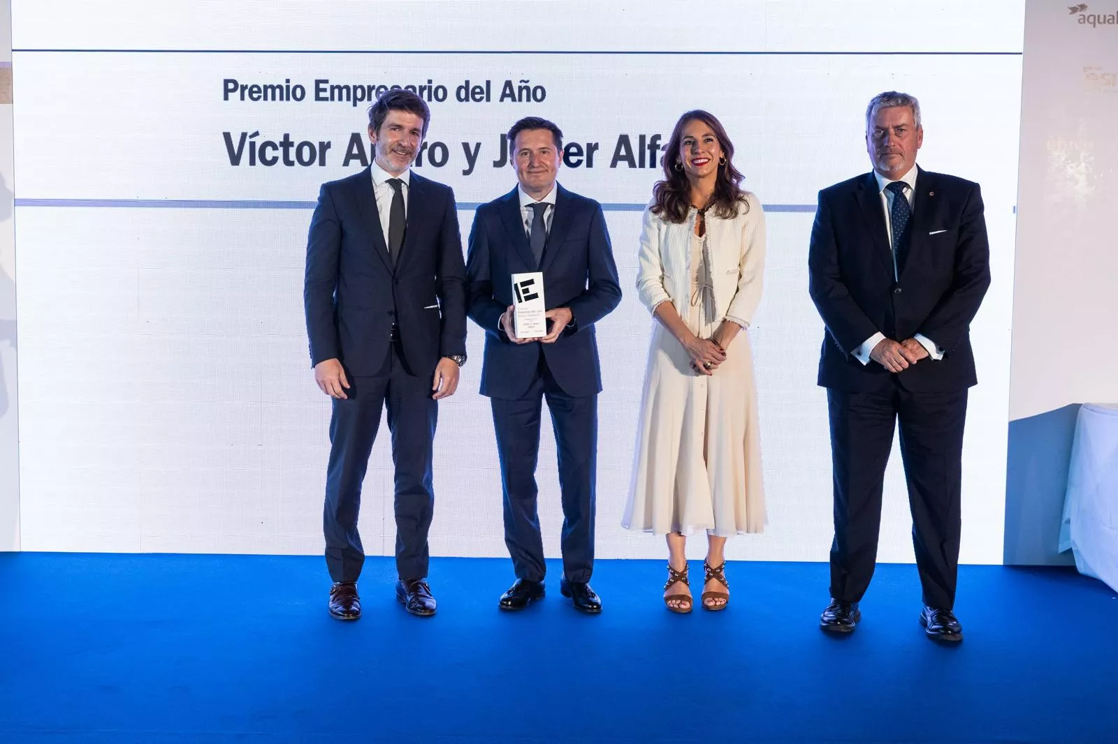 Víctor Alfaro, con la presidenta de las Cortes, María Navarro, y los responsables del Banco Sabadell y el grupo Prensa Ibérica