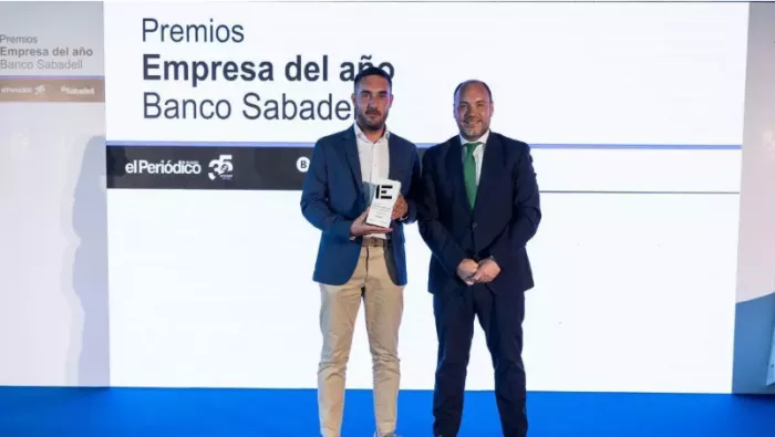 Alejandro García Ascaso recoge la distinción de Pastelería Ascaso. Foto Pablo Ibáñez El Periódico de Aragón