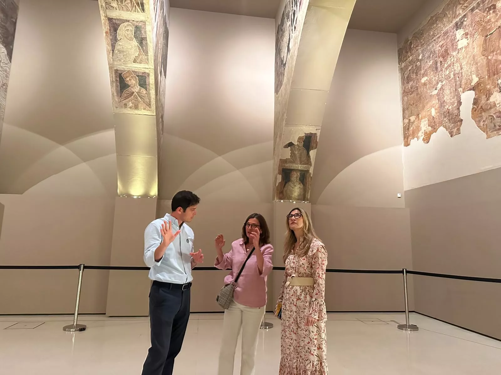 La vicepresidenta Mar Vaquero con técnicos del Gobierno de Aragón en el MNAC contemplando las pinturas de Sijena