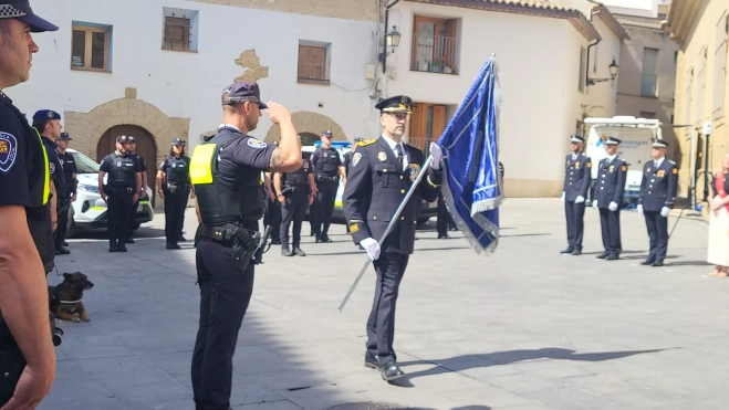 Nicolás Hernández con el banderín de la Policía Local de Huesca. Foto Mercedes Manterola