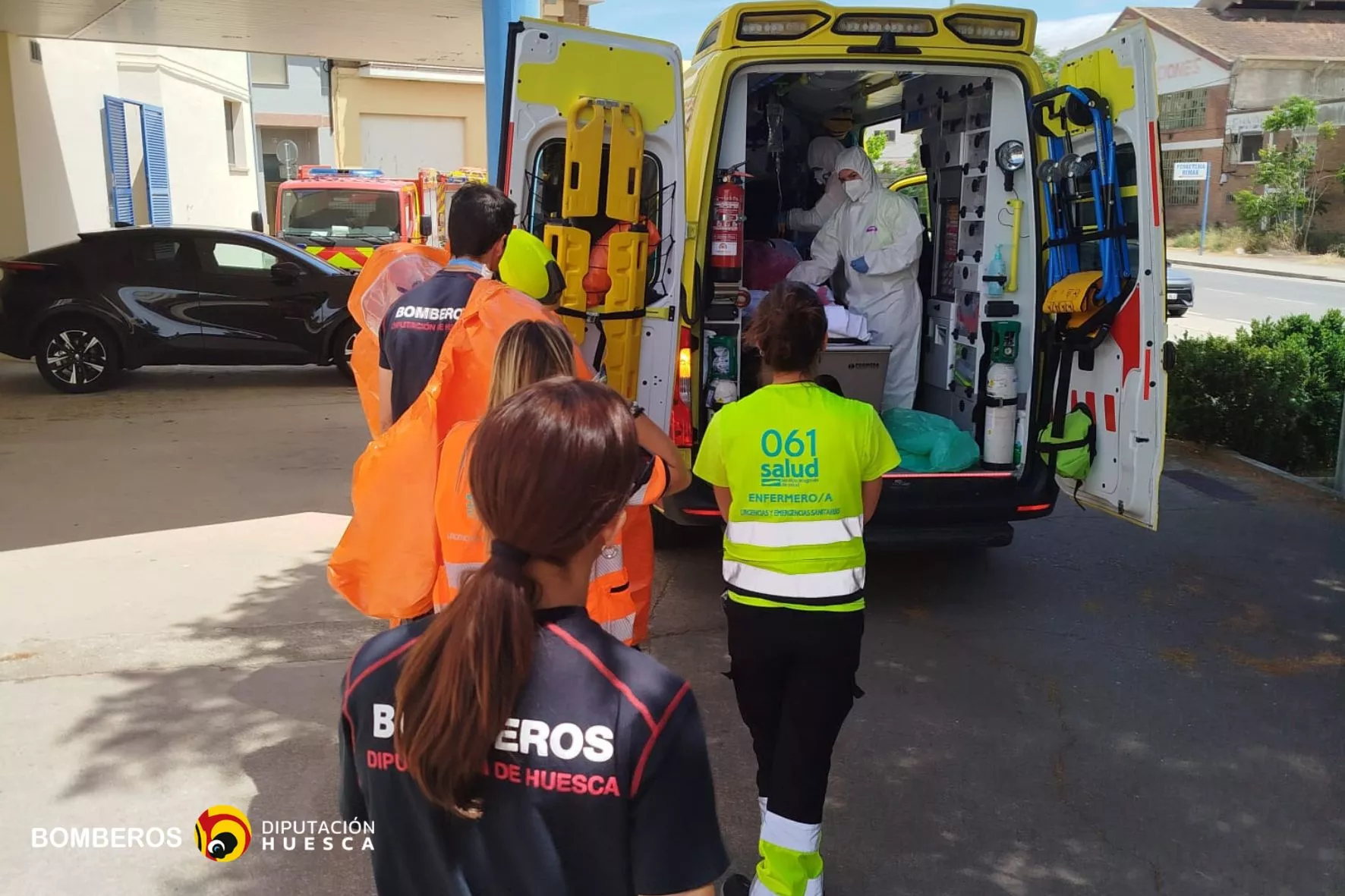 Los bomberos de la DPH junto a la furgoneta que ha trasladado al joven, dos de ellos en el interior de la furgoneta con trajes de protección