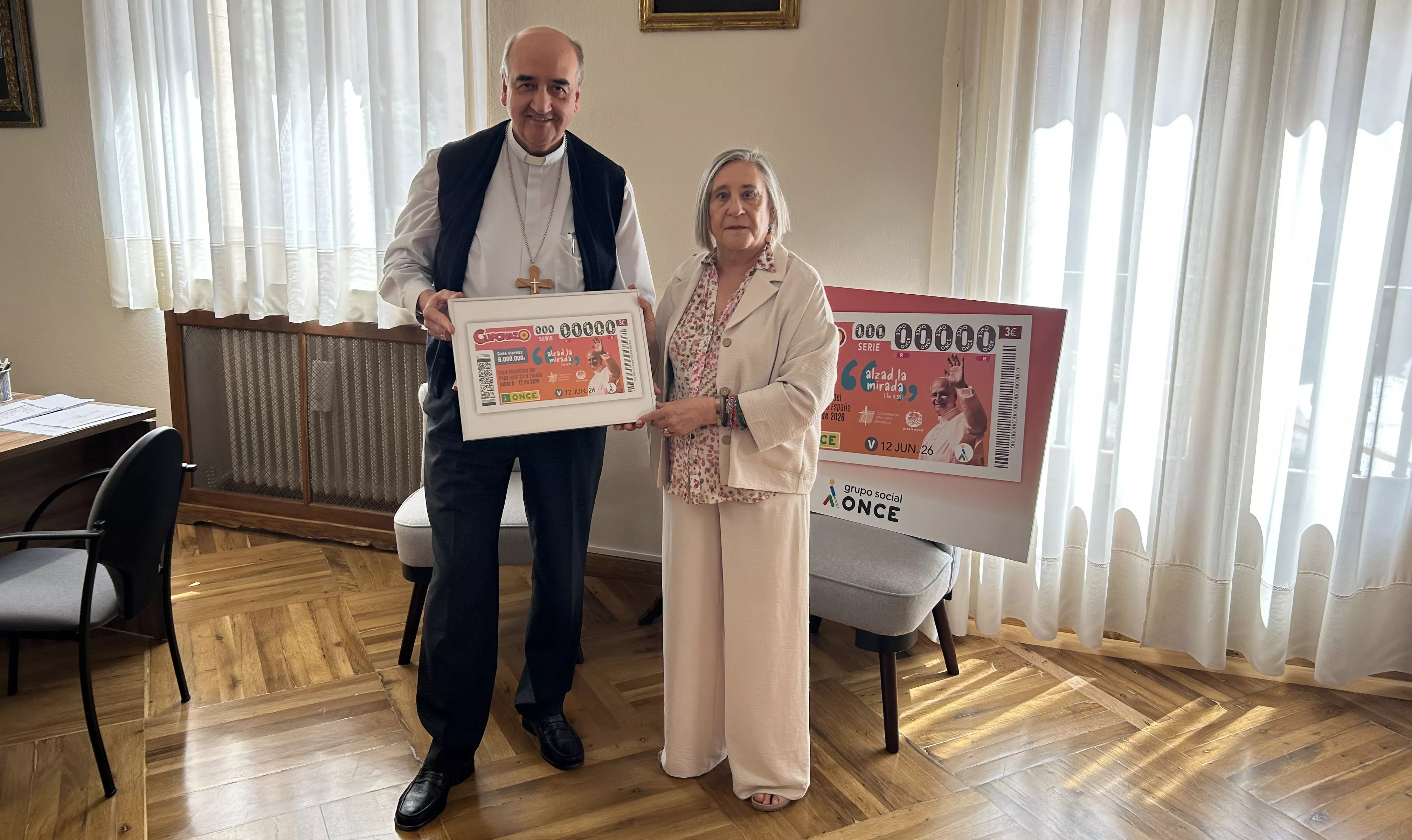 El Obispo de la Diócesis de Huesca-Jaca, Monseñor Pedro Aguado Cuesta, ha recibido este viernes una réplica del cupón de manos de Pilar Calvo Gómez.