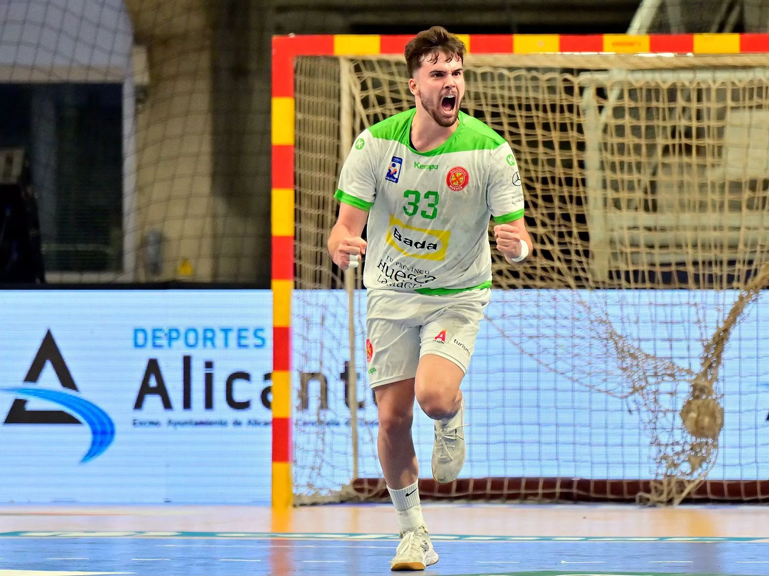 Artur Parera tras marcar un gol para Bada Huesca. RFEBM / J. L. Recio