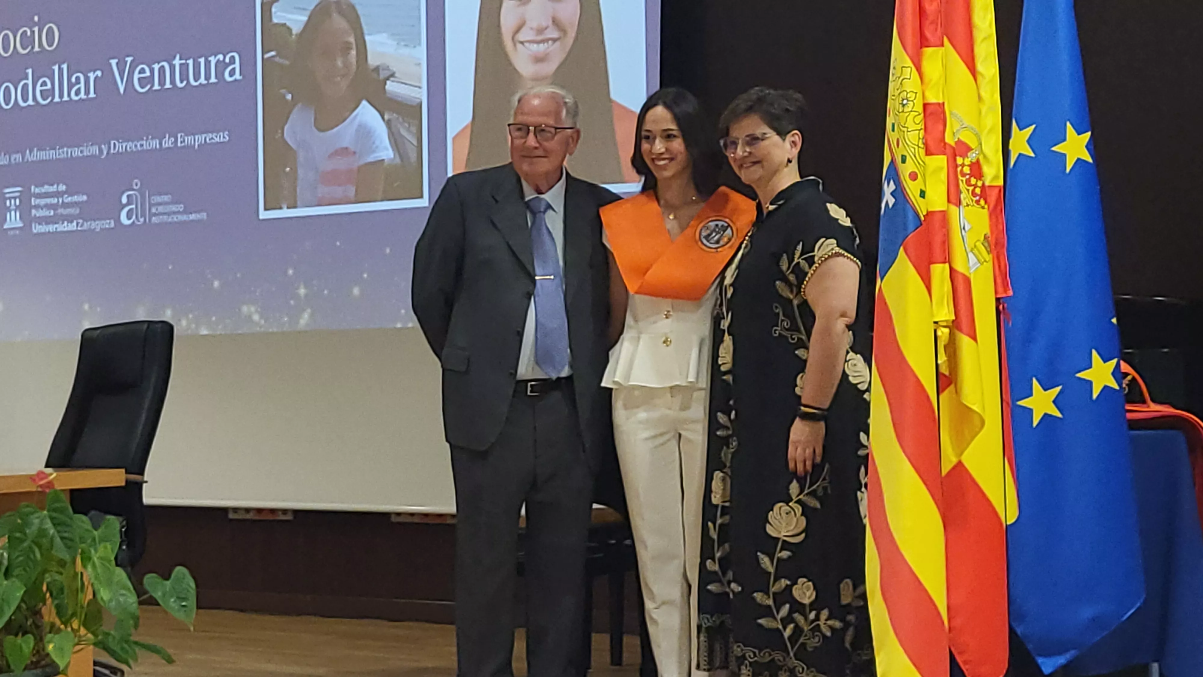 Entrega de bandas de graduación de la Facultad de Empresa y Gestión Pública. Foto Mercedes Manterola