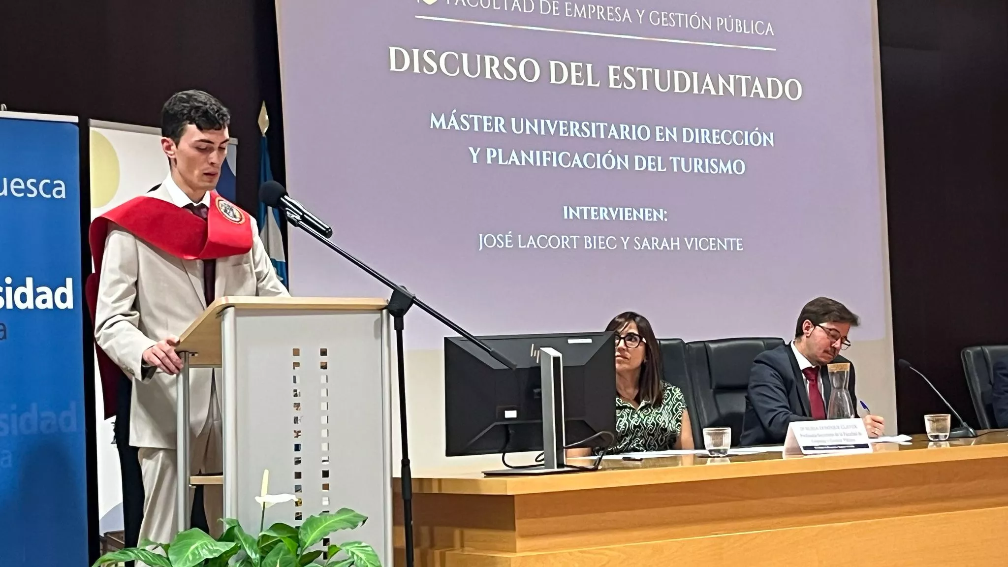 Entrega de bandas de graduación de la Facultad de Empresa y Gestión Pública. Foto Mercedes Manterola