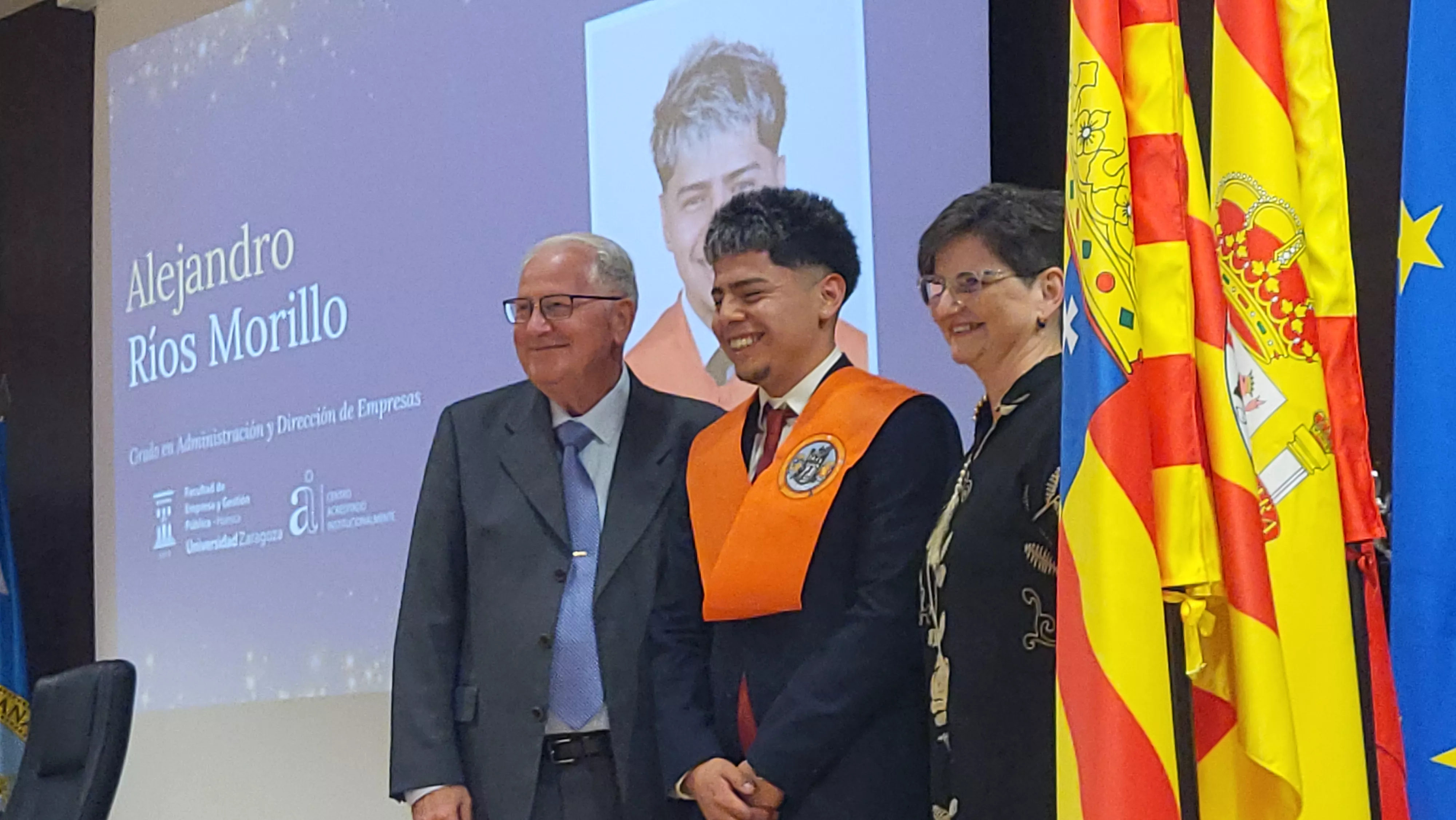 Entrega de bandas de graduación de la Facultad de Empresa y Gestión Pública. Foto Mercedes Manterola