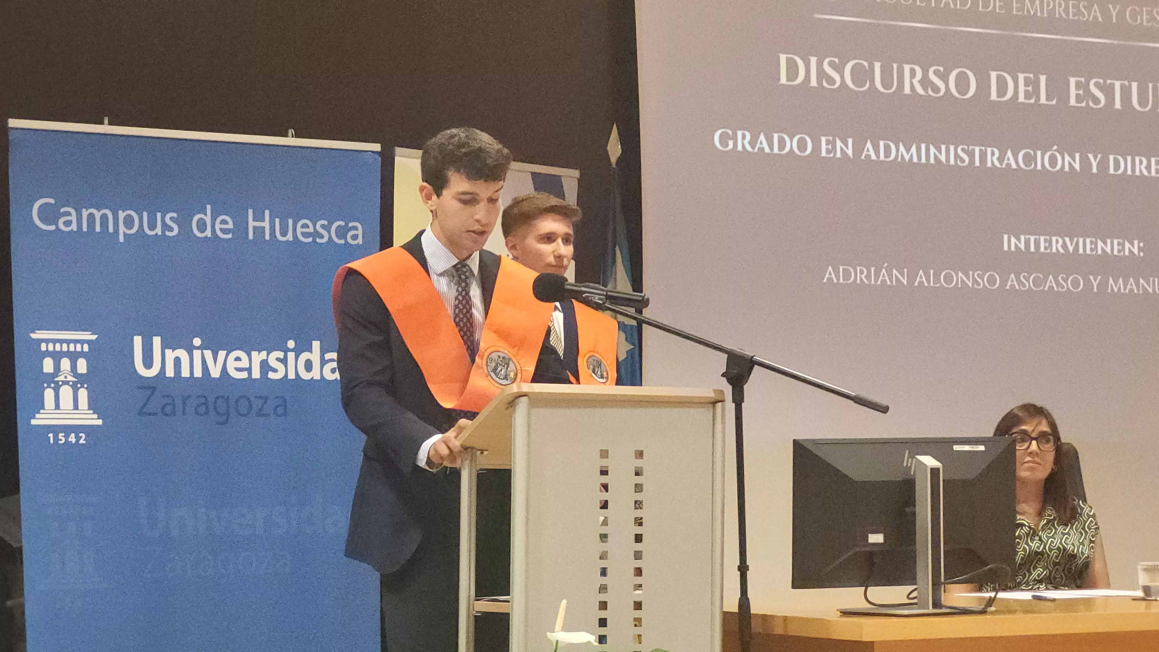 Entrega de bandas de graduación de la Facultad de Empresa y Gestión Pública. Foto Mercedes Manterola