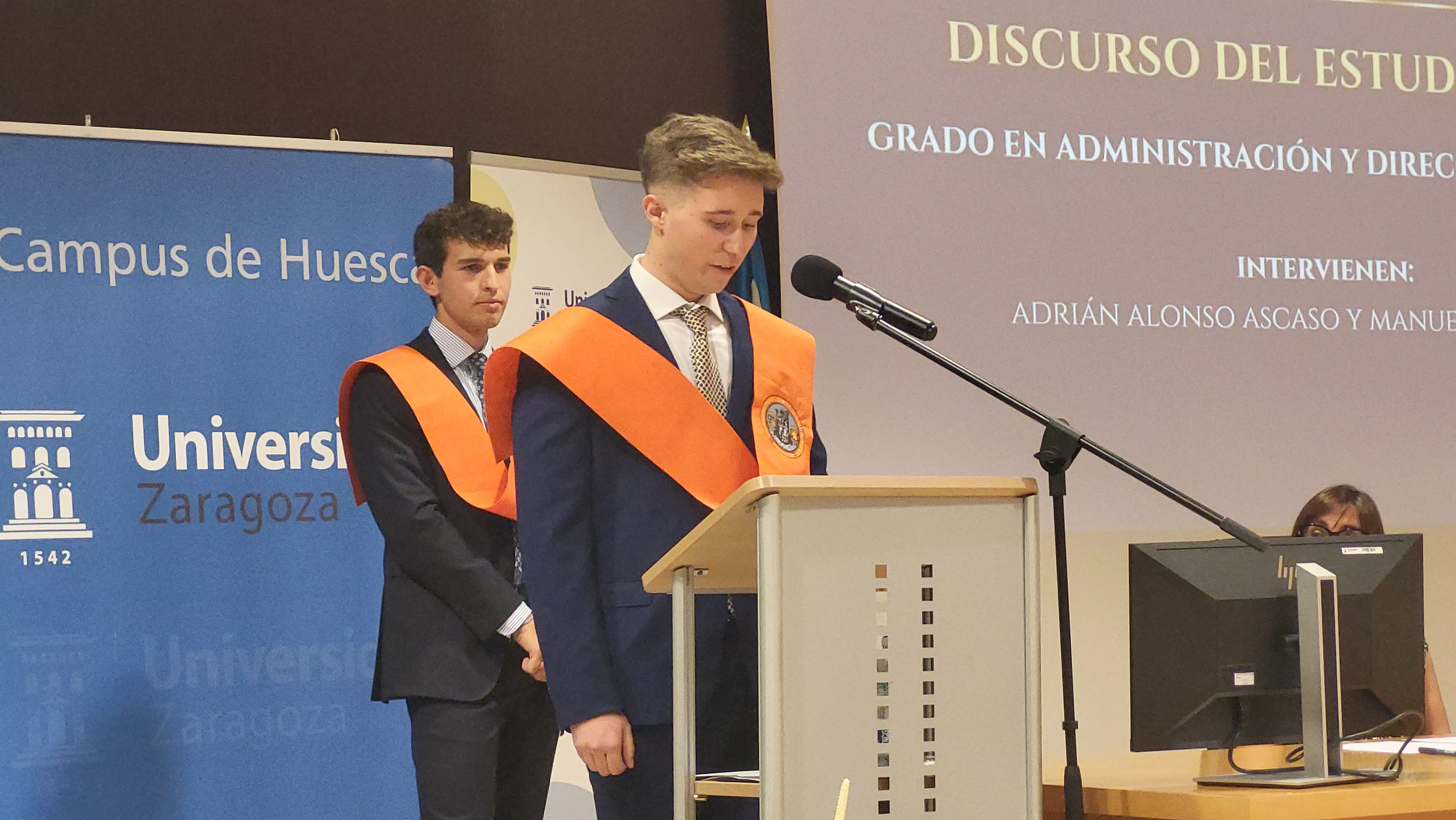 Entrega de bandas de graduación de la Facultad de Empresa y Gestión Pública. Foto Mercedes Manterola
