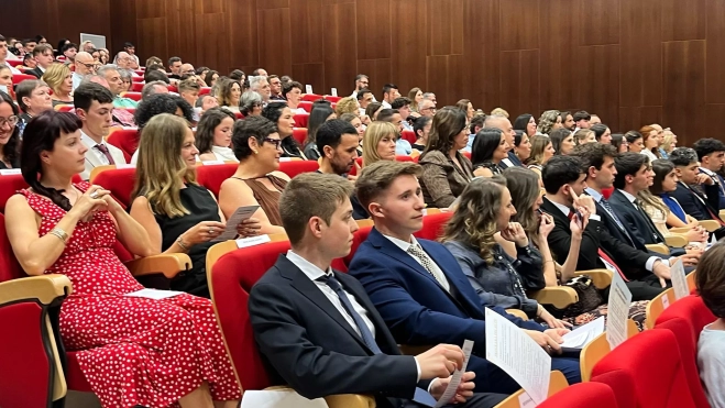 Entrega de bandas de graduación de la Facultad de Empresa y Gestión Pública. Foto Mercedes Manterola Entrega de bandas de graduación de la Facultad de Empresa y Gestión Pública. Foto Mercedes Manterola
