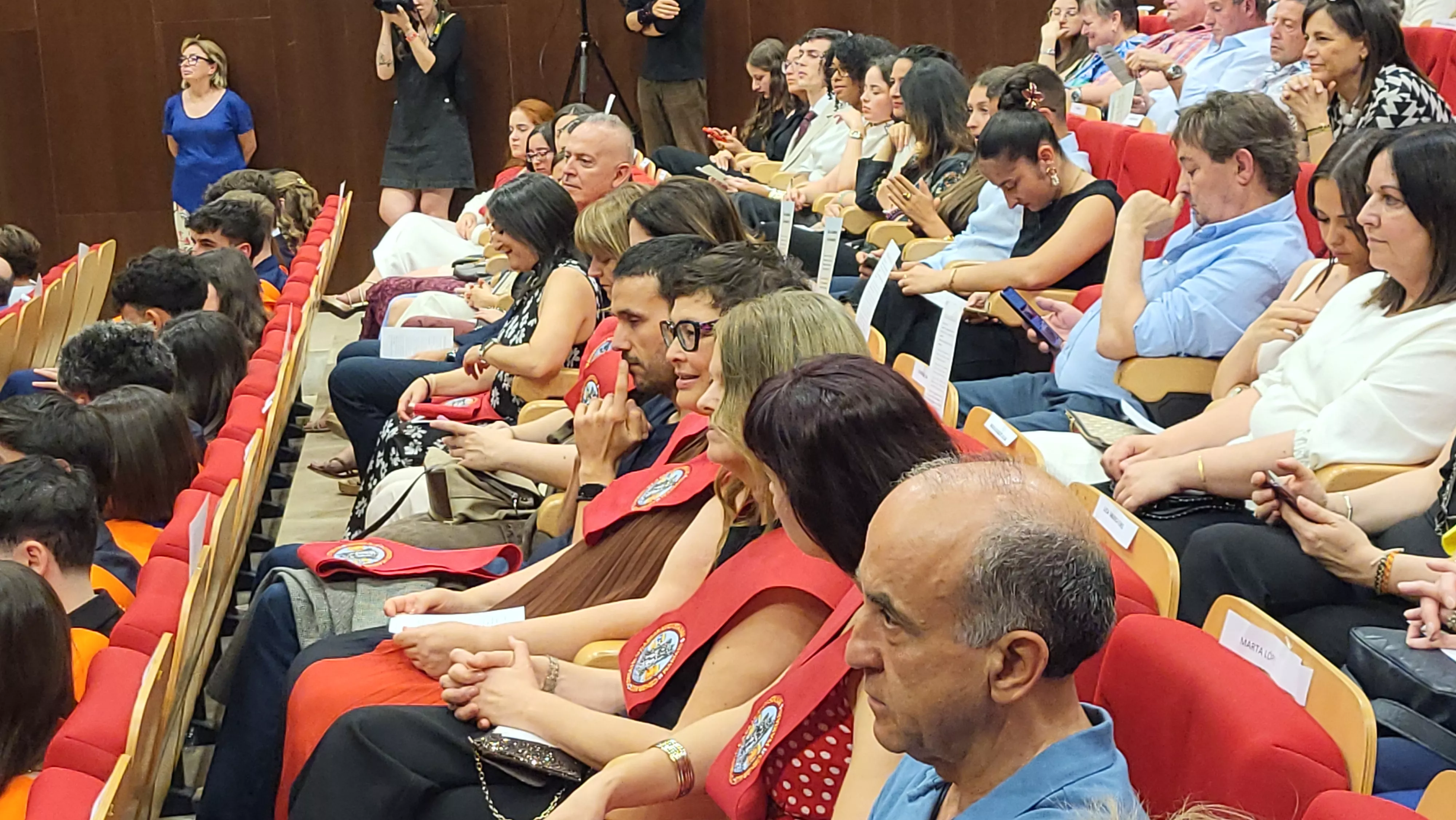 Entrega de bandas de graduación de la Facultad de Empresa y Gestión Pública. Foto Mercedes Manterola