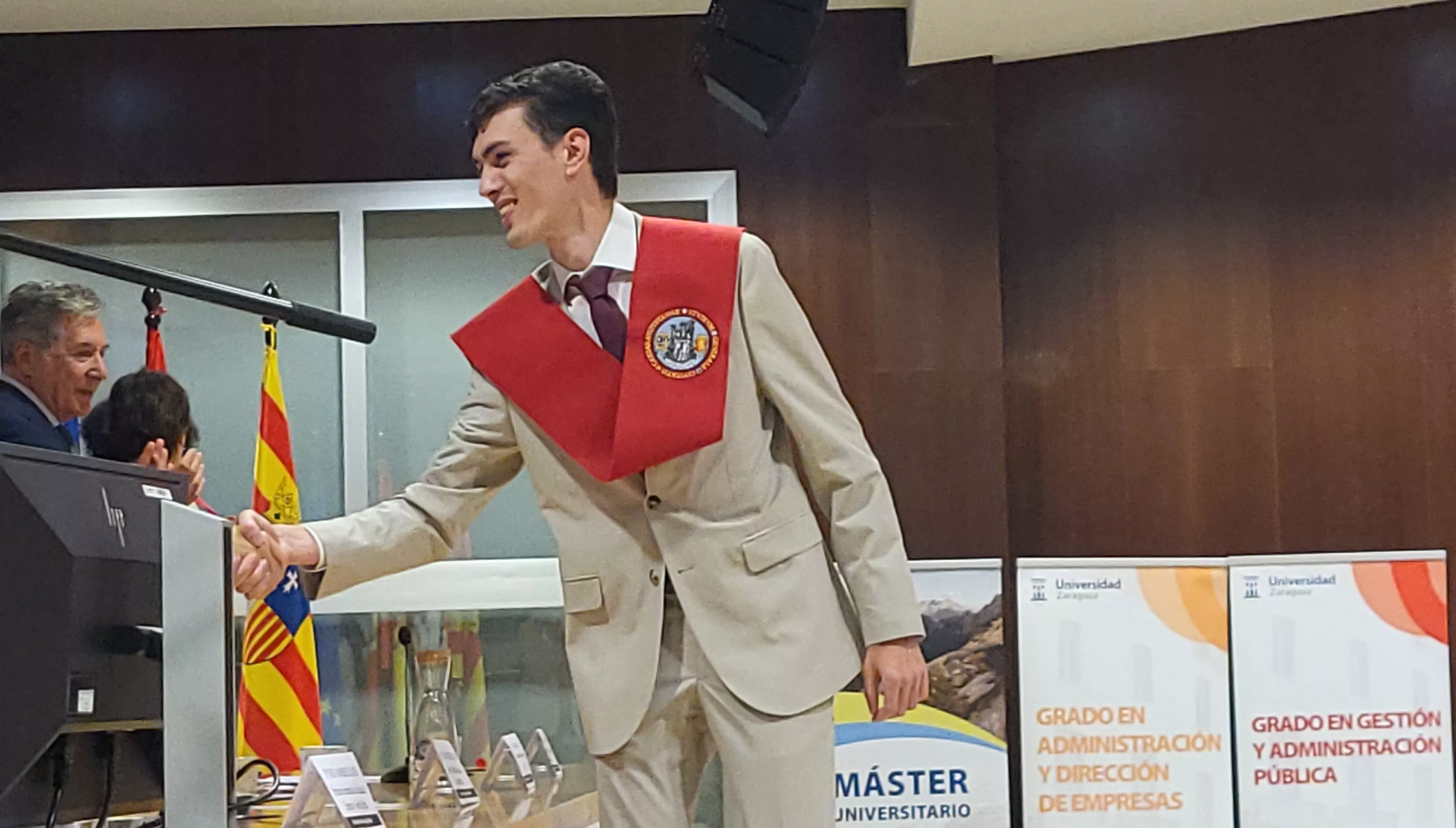 Entrega de bandas de graduación de la Facultad de Empresa y Gestión Pública. Foto Mercedes Manterola