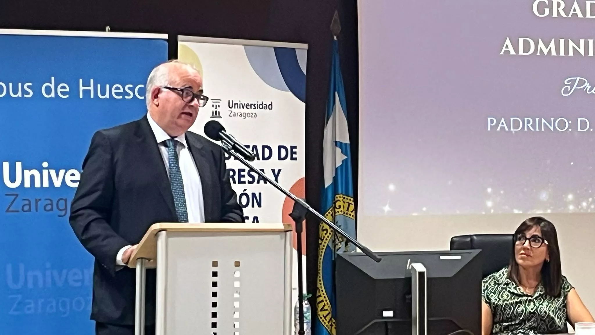 Entrega de bandas de graduación de la Facultad de Empresa y Gestión Pública. Foto Mercedes Manterola