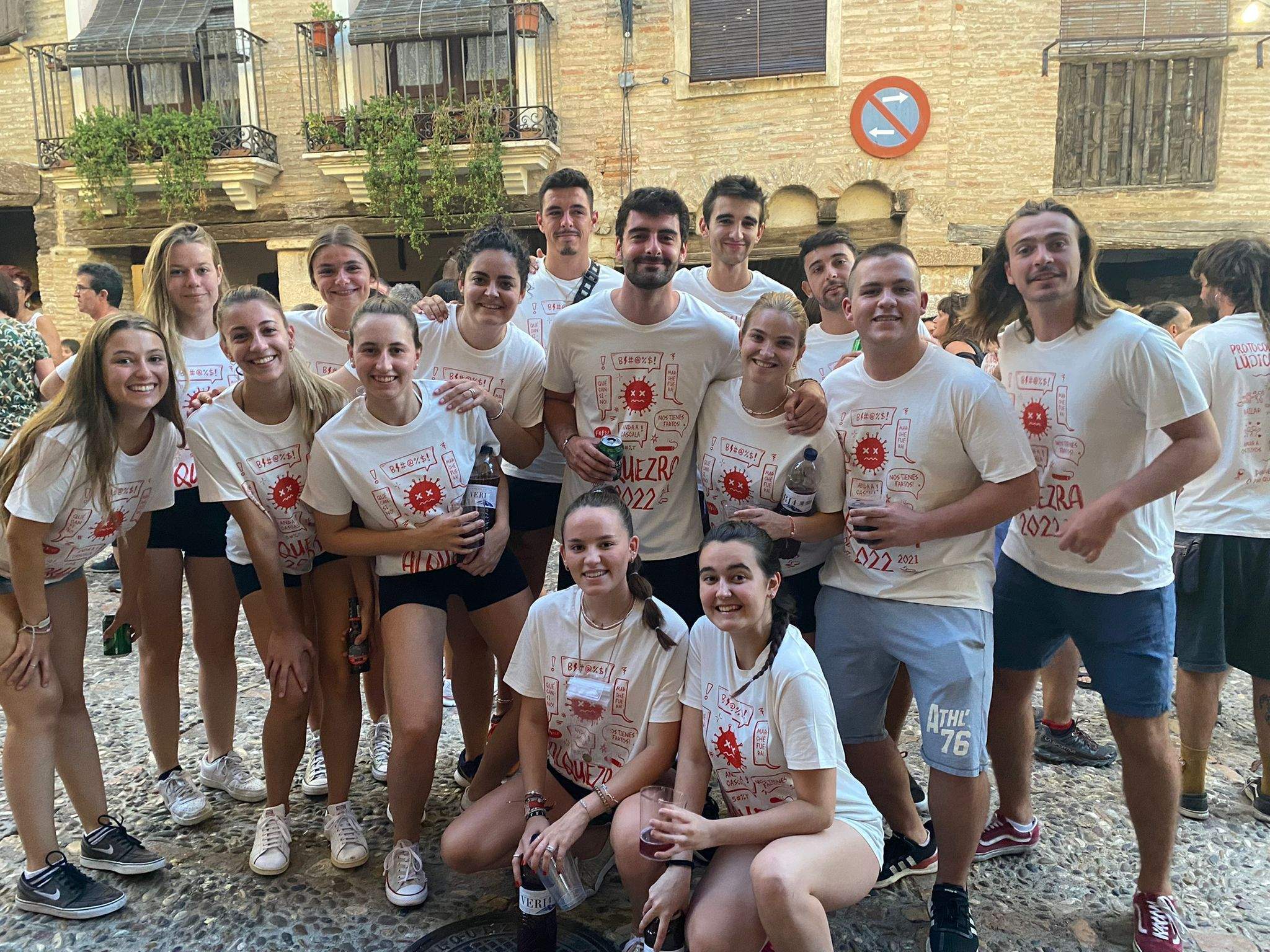 Un grupo de jóvenes con la camiseta de fiestas de Alquézar