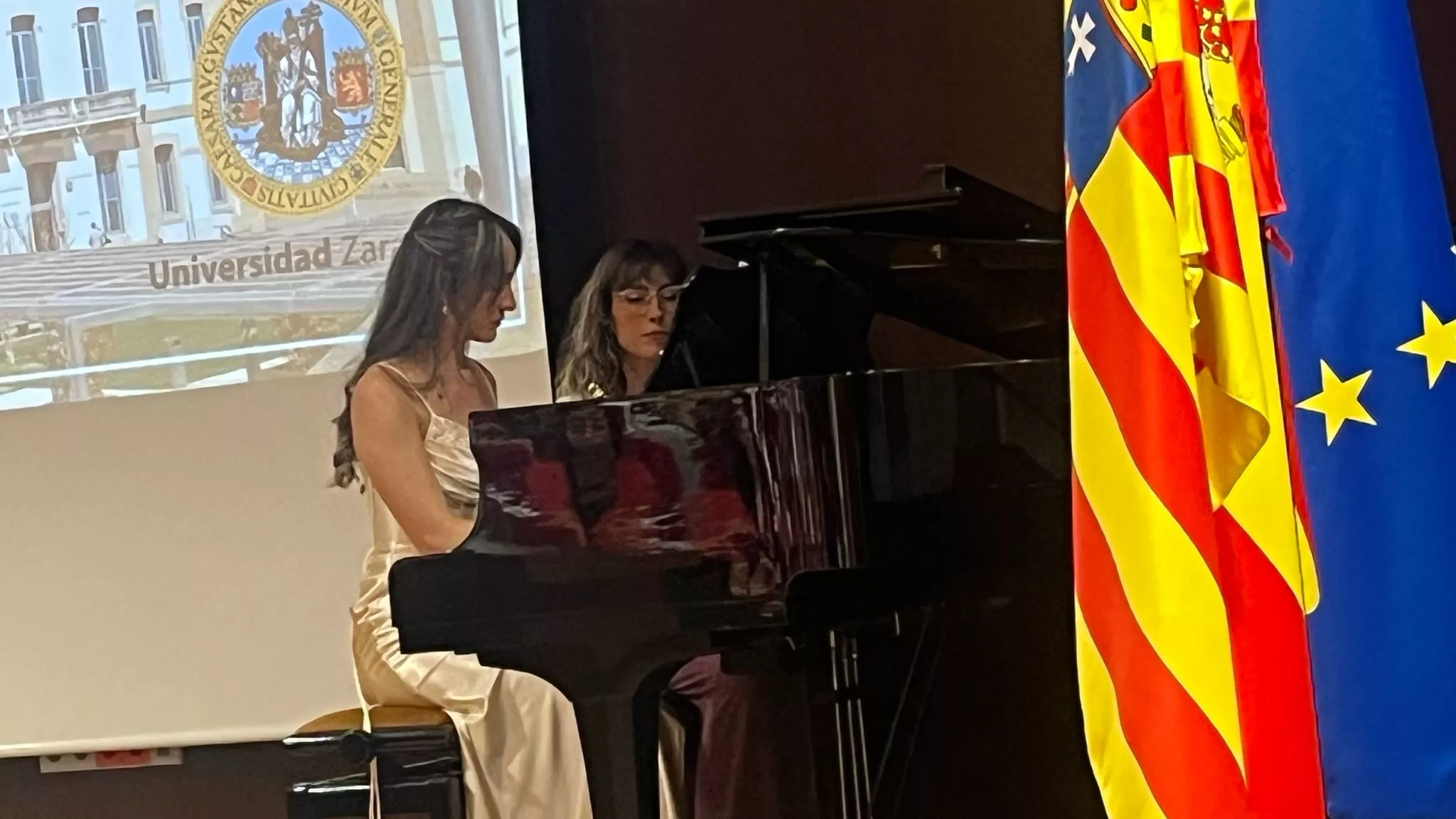 Entrega de bandas de graduación de la Facultad de Empresa y Gestión Pública. Foto Mercedes Manterola