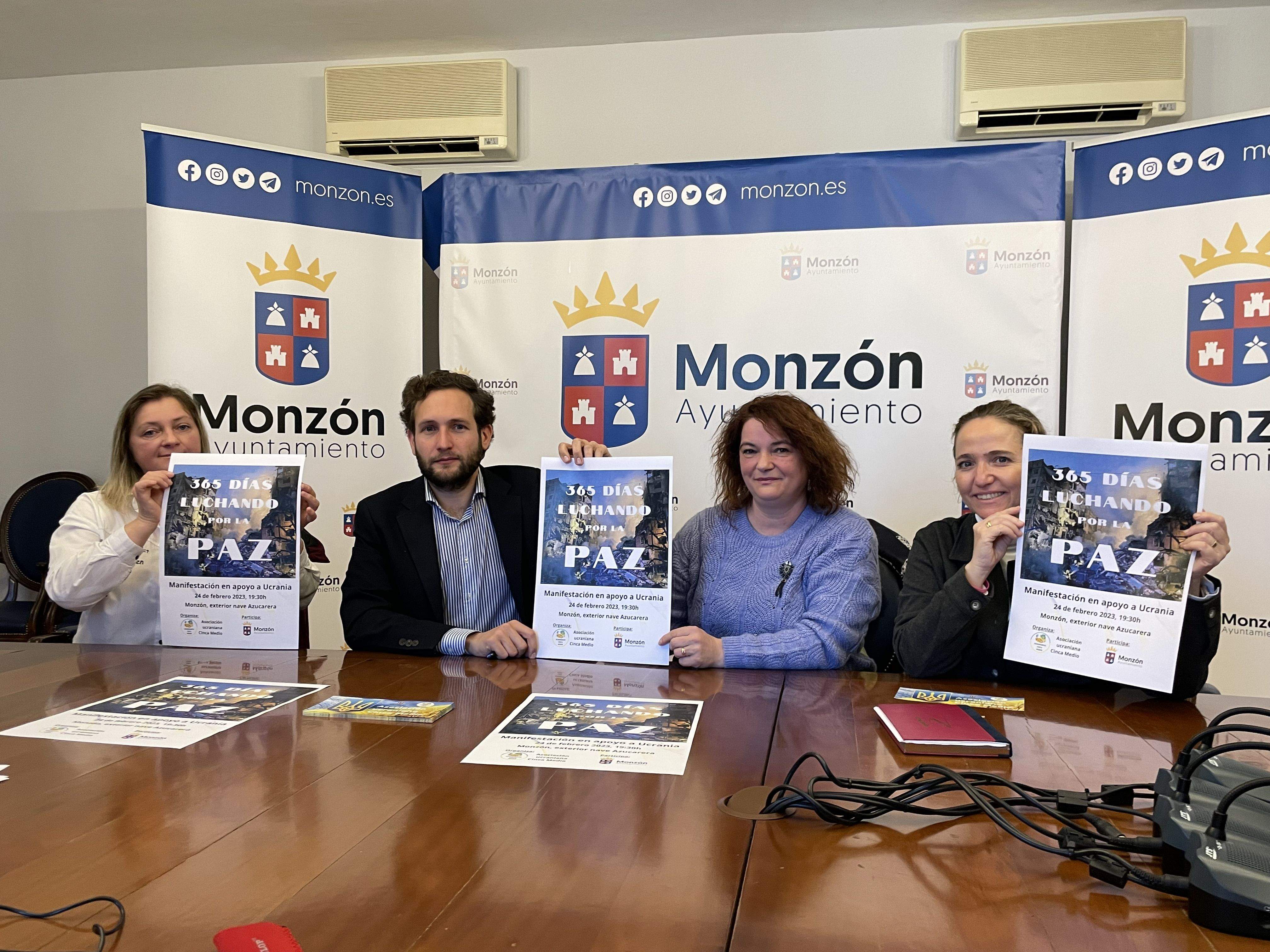 El alcalde Isaac Claver, la concejal y las dos representantes ucranianas. 365 días luchando por la paz es el eslogan de la manifestación