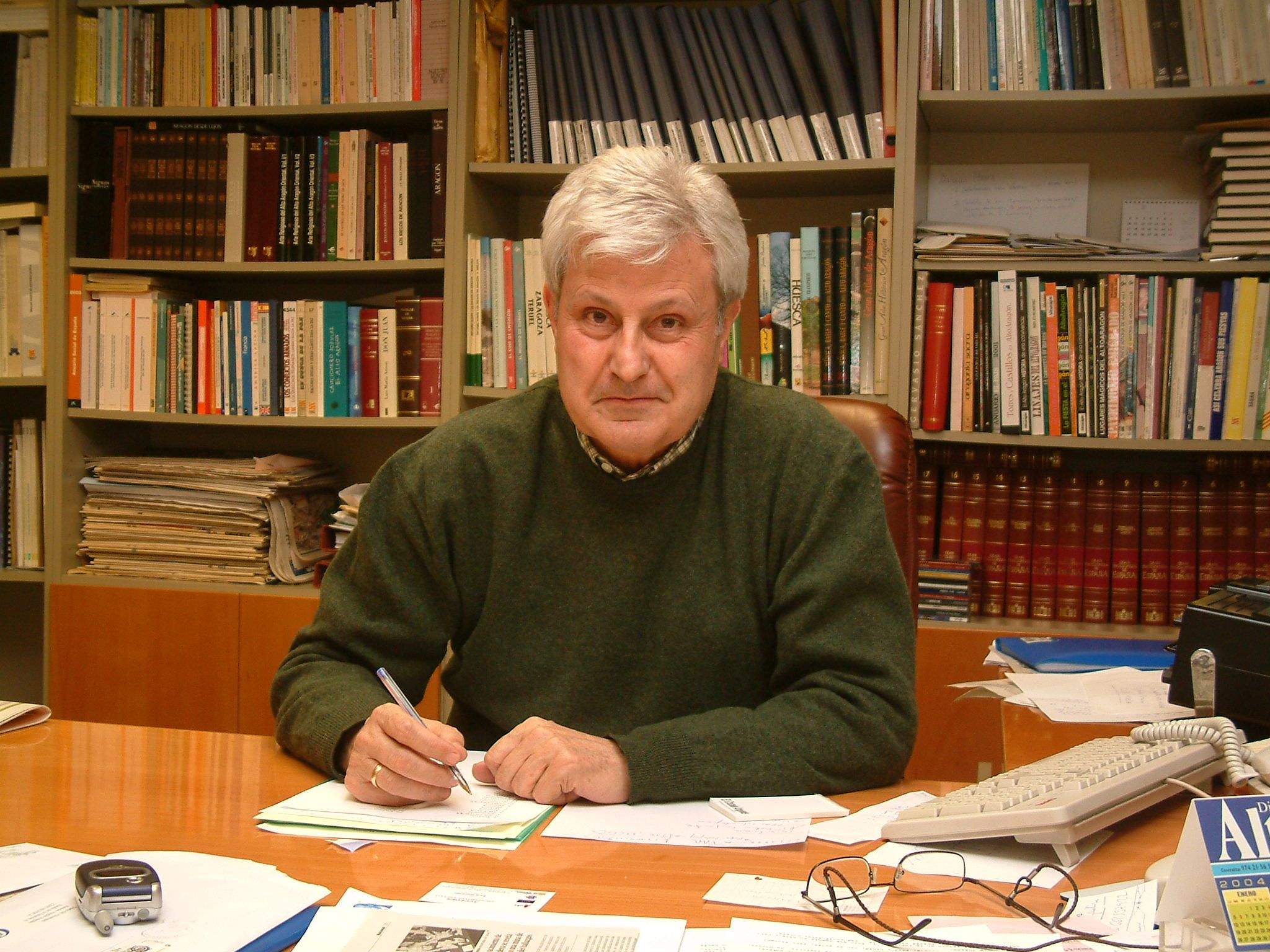 Antonio Angulo en su despacho. Rodeado de papeles y libros.