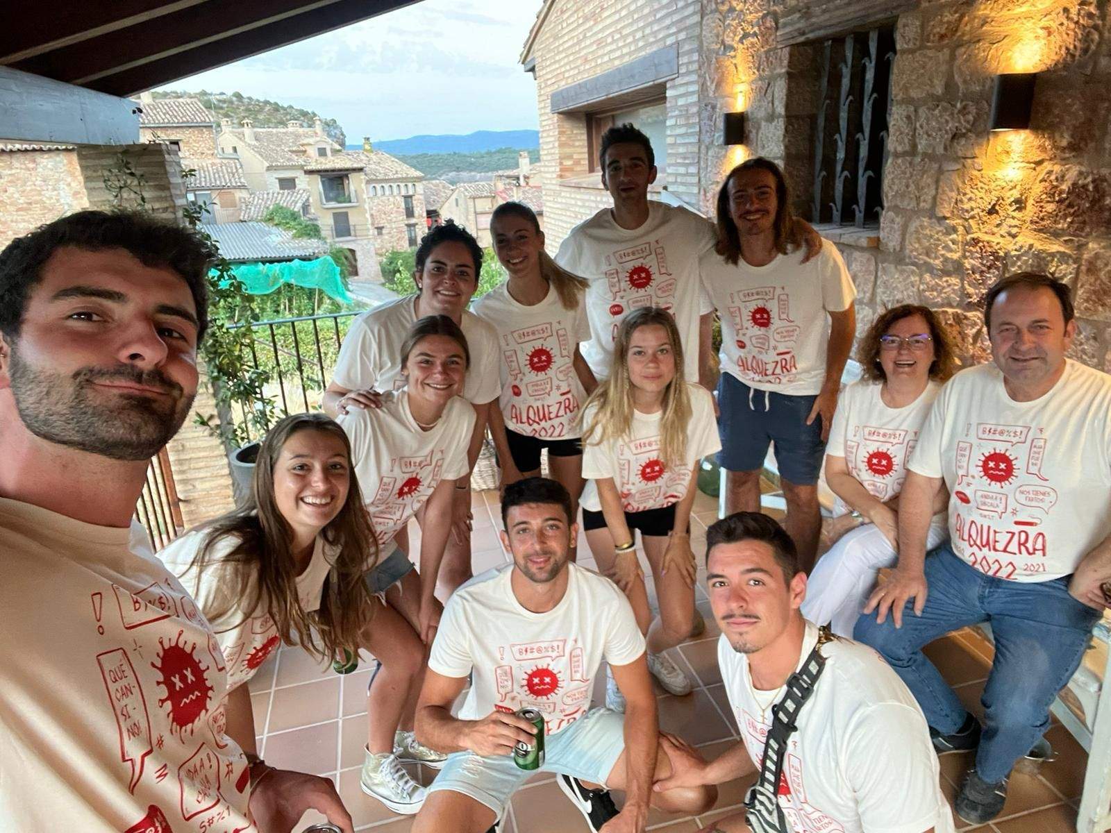 El alcalde, Mariano Altemir, también luce la prenda festiva de este año