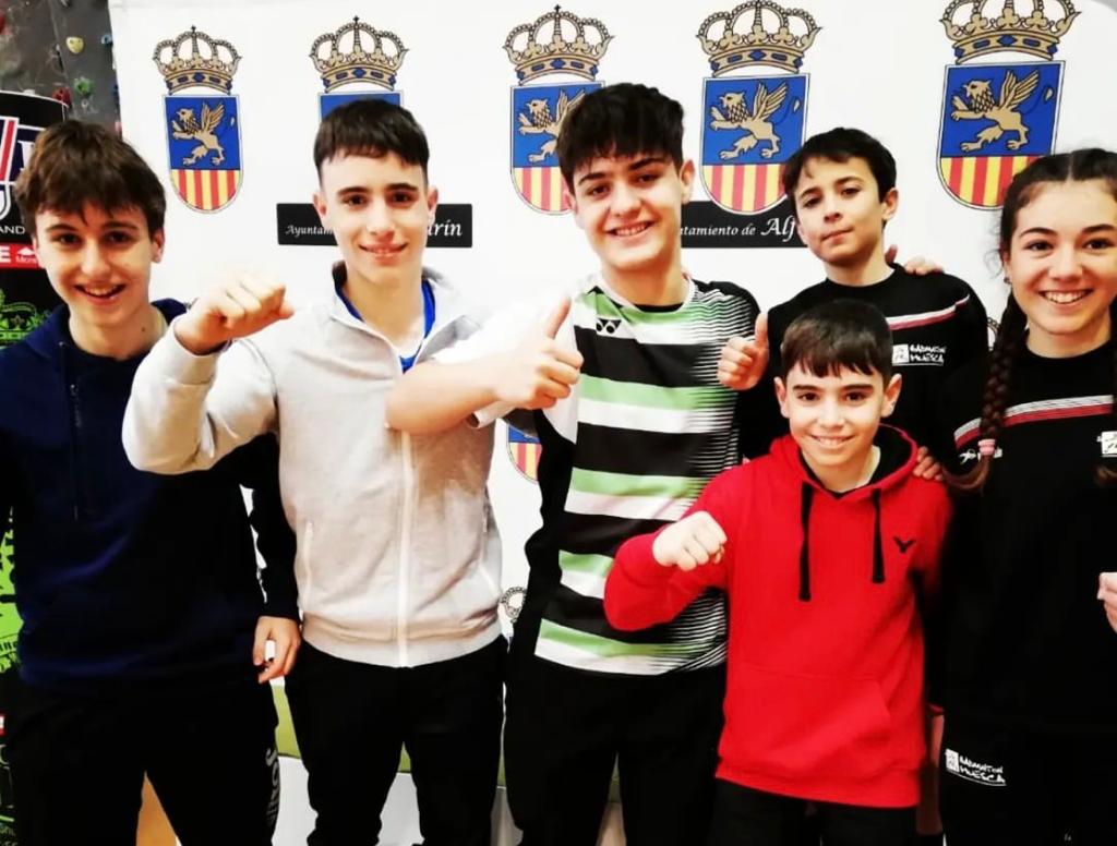 Deportistas del Club Bádminton Huesca en el torneo de Alfajarín.