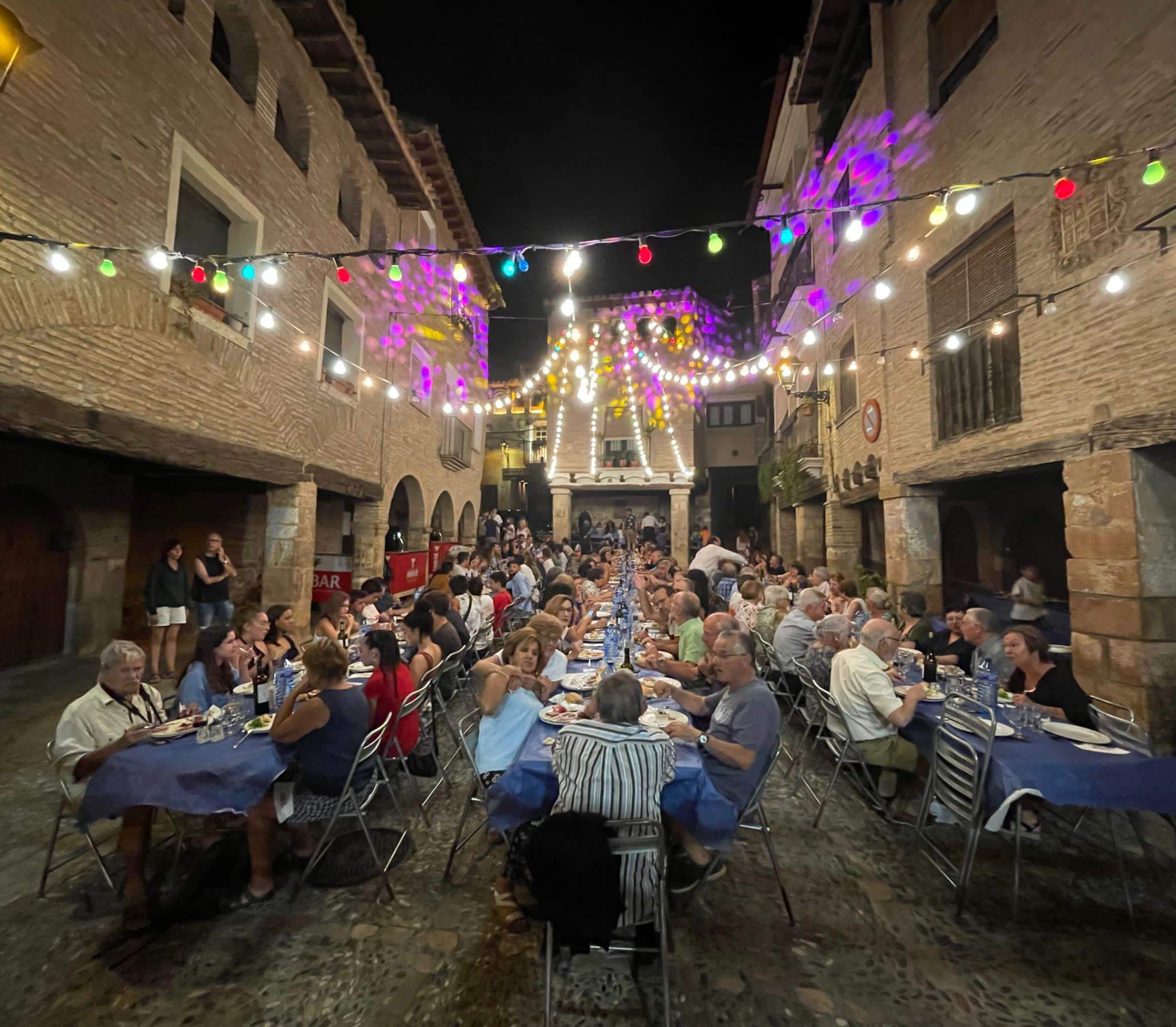 Cena popular en la plaza Rafael Ayerbe