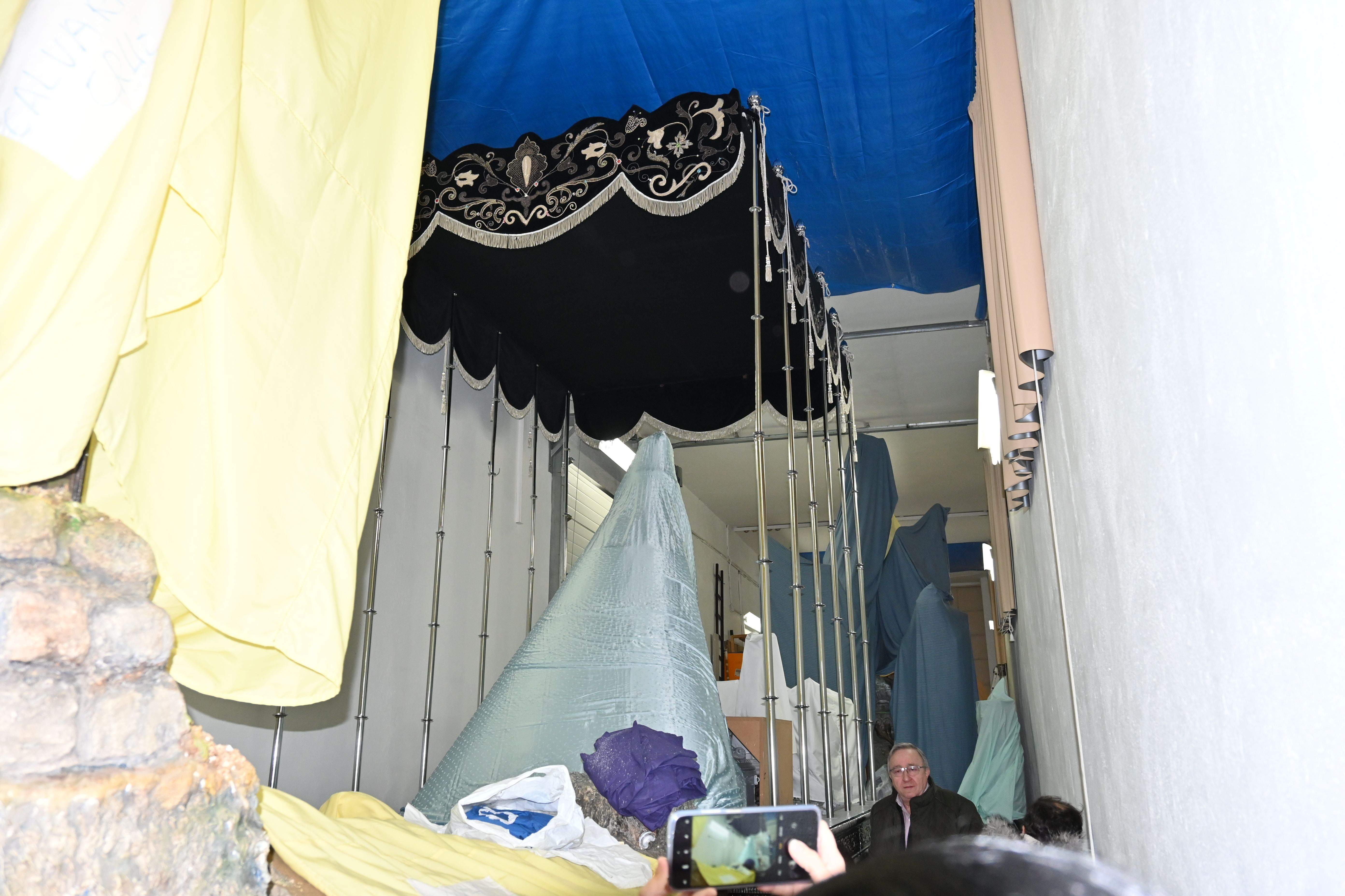 José Luis Gómez Mairal, ante la Dolorosa. Foto Carlos Jalle Añaños José Luis Gómez Mairal, ante la Dolorosa. Foto Carlos Jalle Añaños