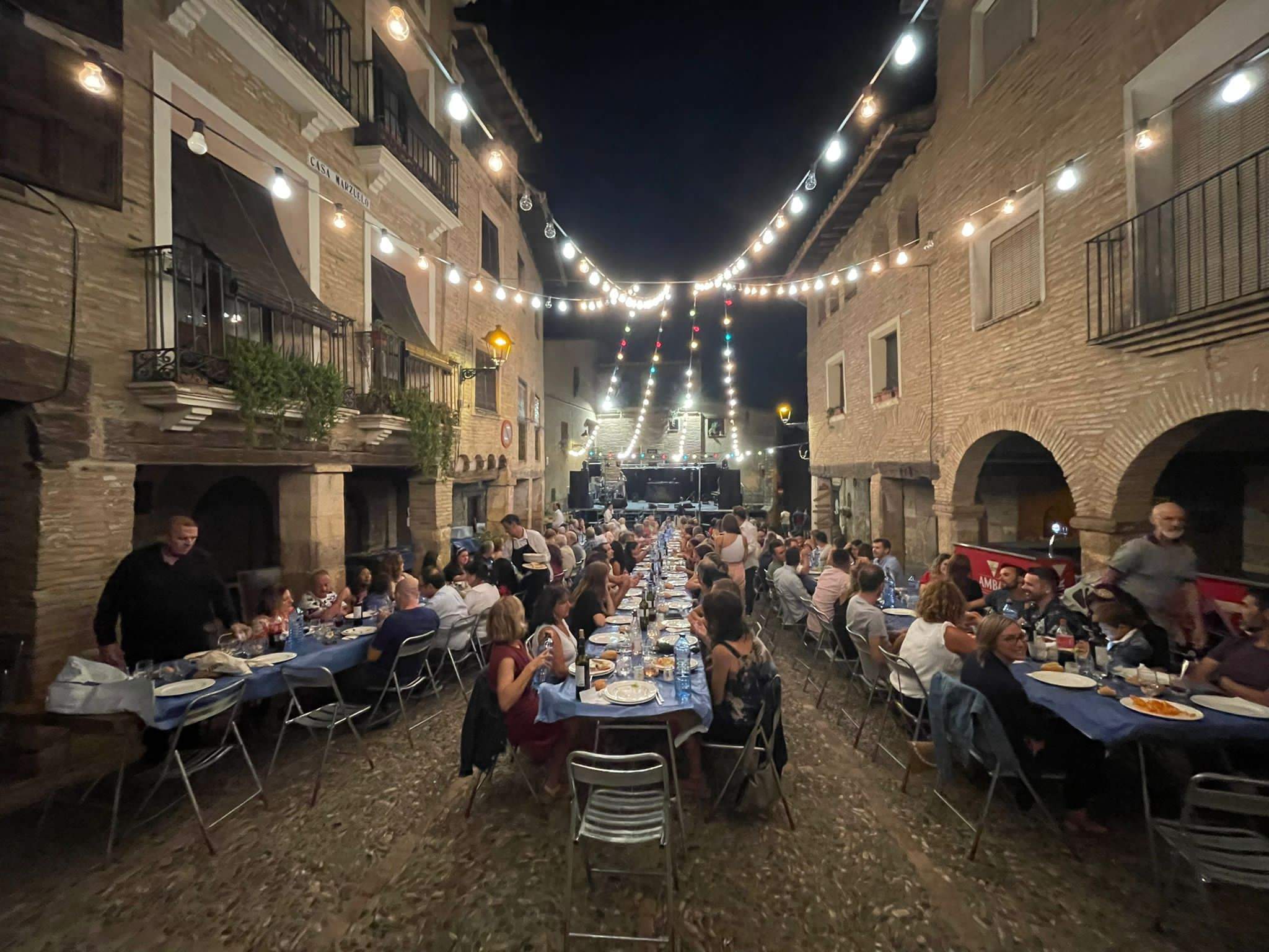 Los vecinos disfrutan el primer día de fiestas de San Hipólito