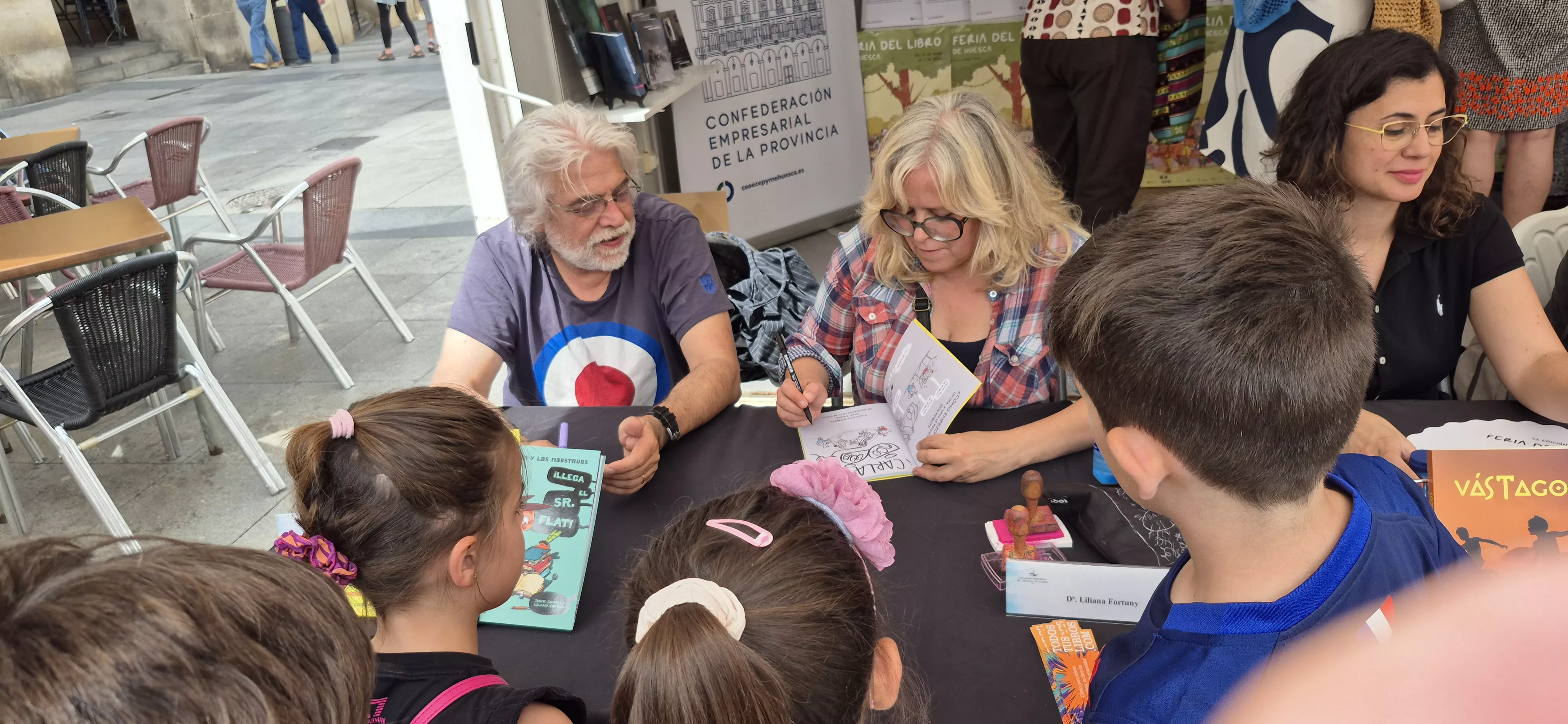 Jaume Copons y Liliana Fortuny firmando ejemplares. Foto Myriam Martínez