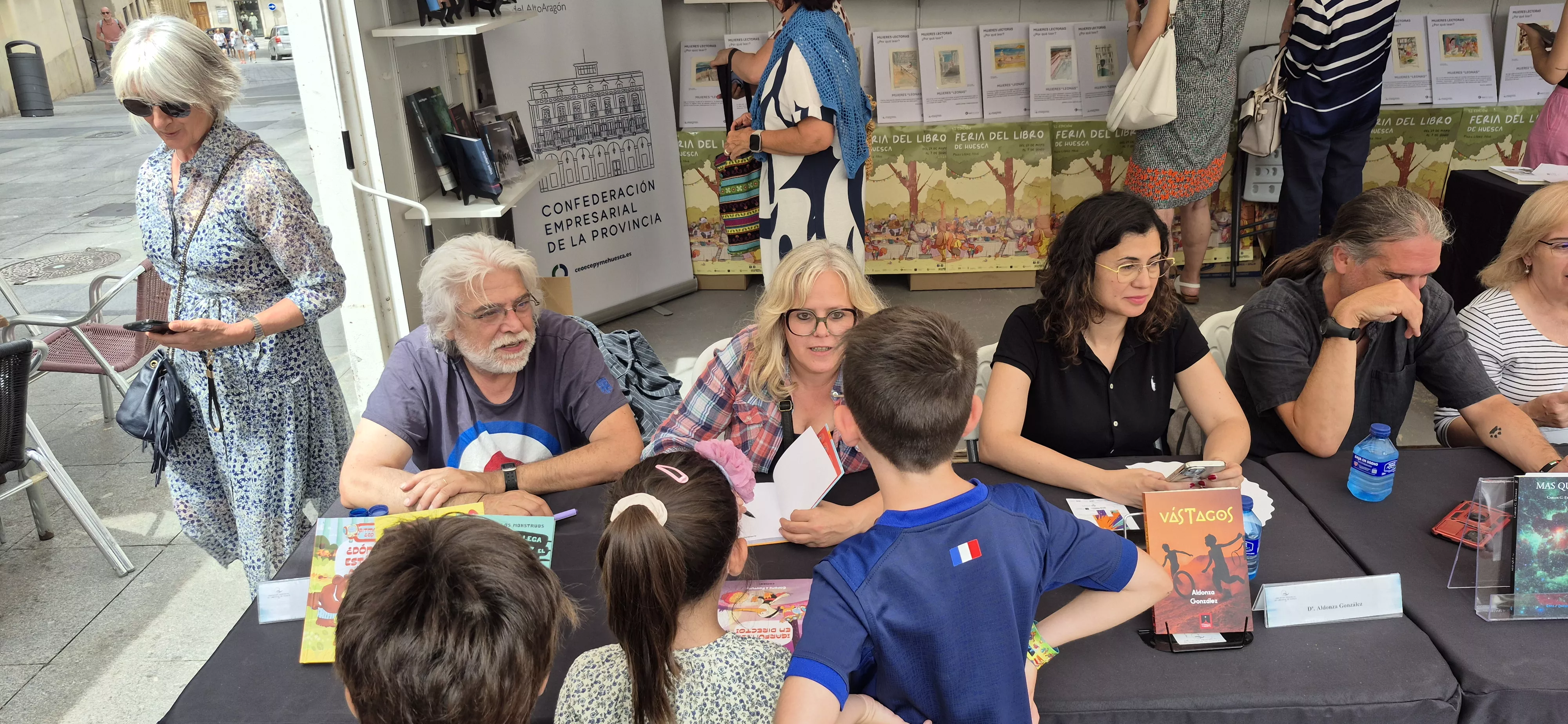 Jaume Copons y Liliana Fortuny firmando ejemplares. Foto Myriam Martínez