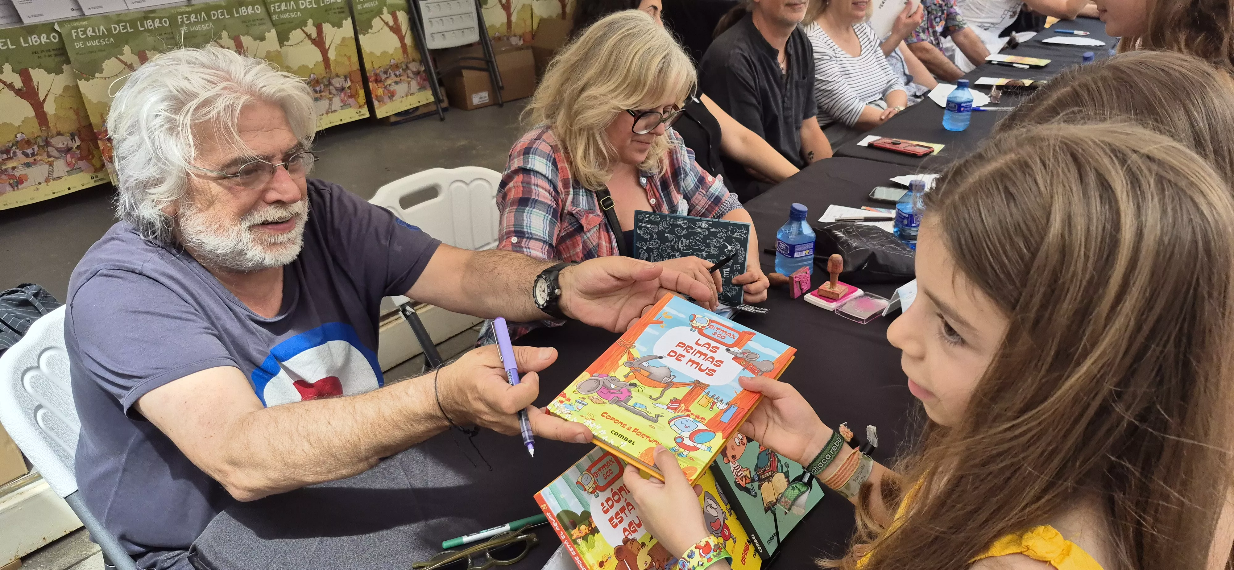 Jaume Copons y Liliana Fortuny firmando ejemplares. Foto Myriam Martínez