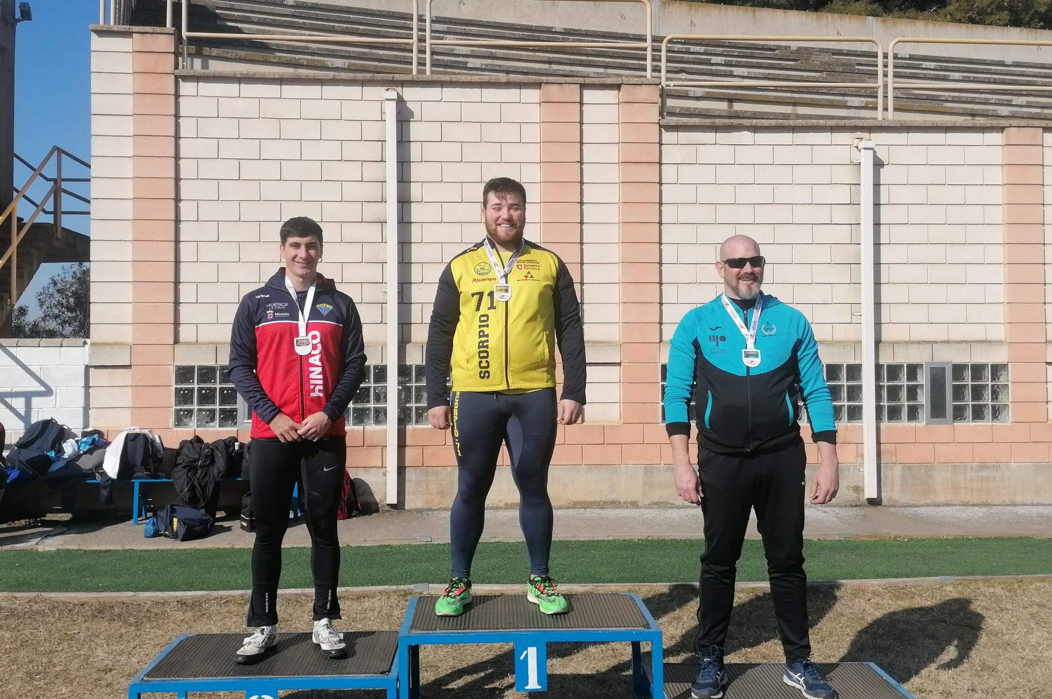 Juan Díaz, en lo alto del podio, tras ganar el Campeonato de Aragón en Monzón.