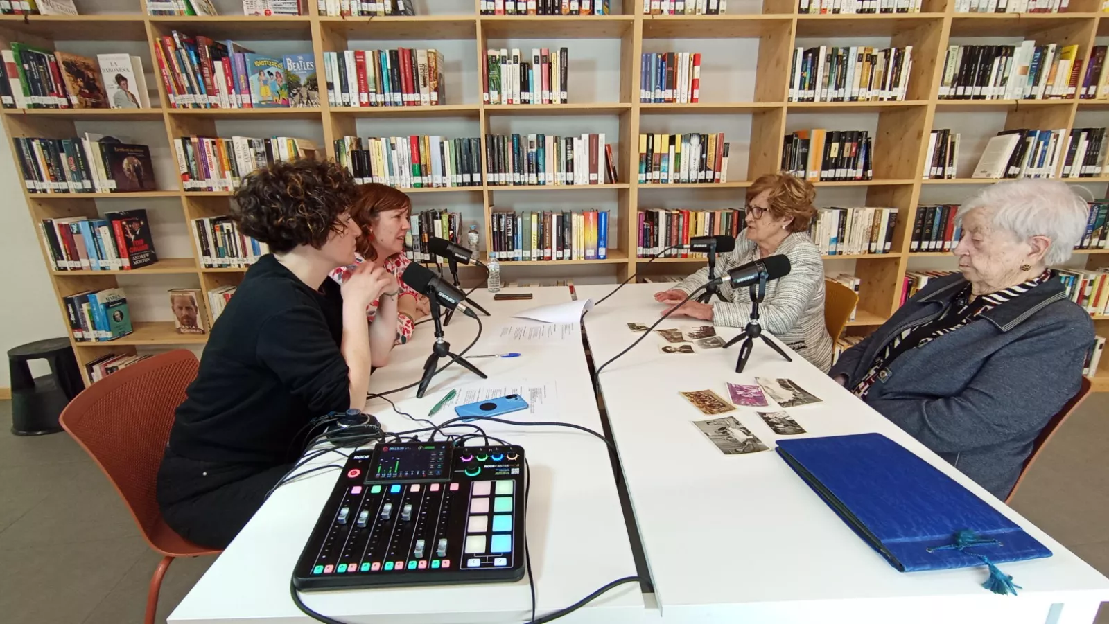 En plena faena del podcast Historias de un Pueblo en Grañén con Patricia Puértolas y Sara Marquina