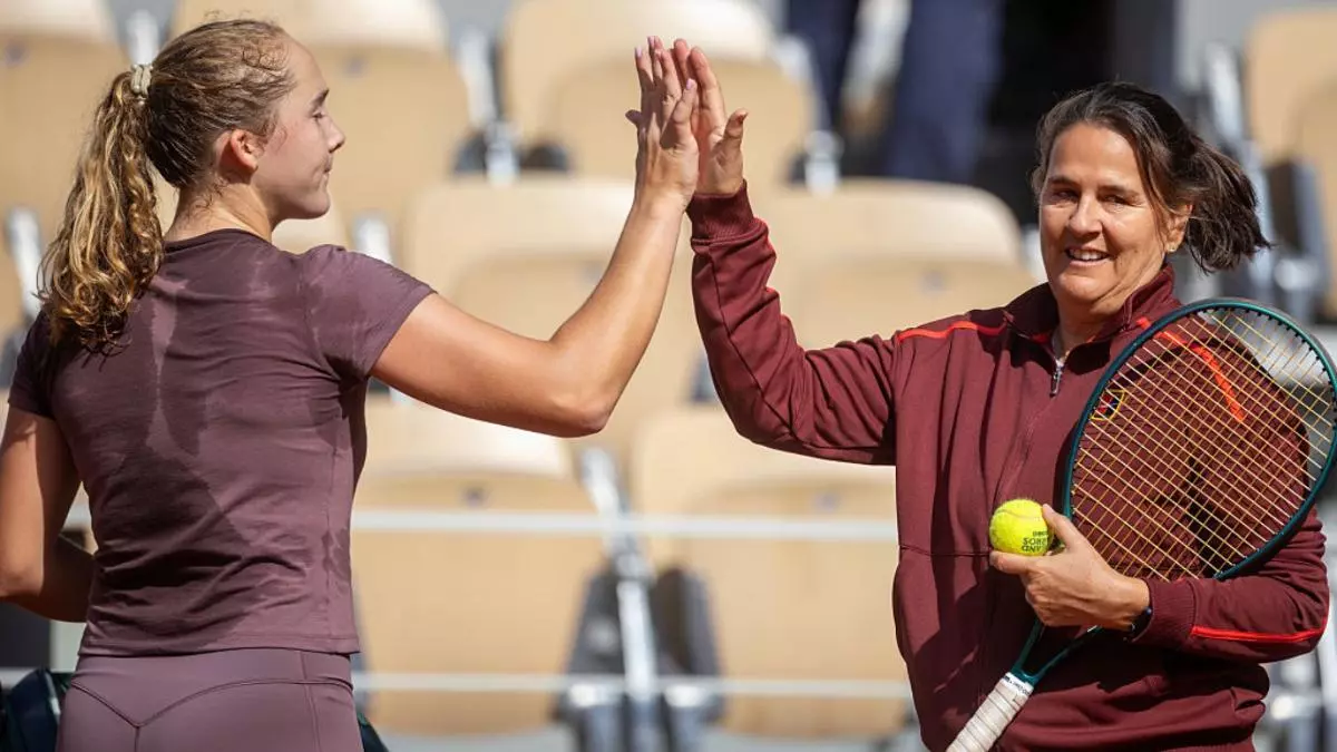 Andreeva y Conchita Martínez en Roland Garros. Foto: Roland Garros