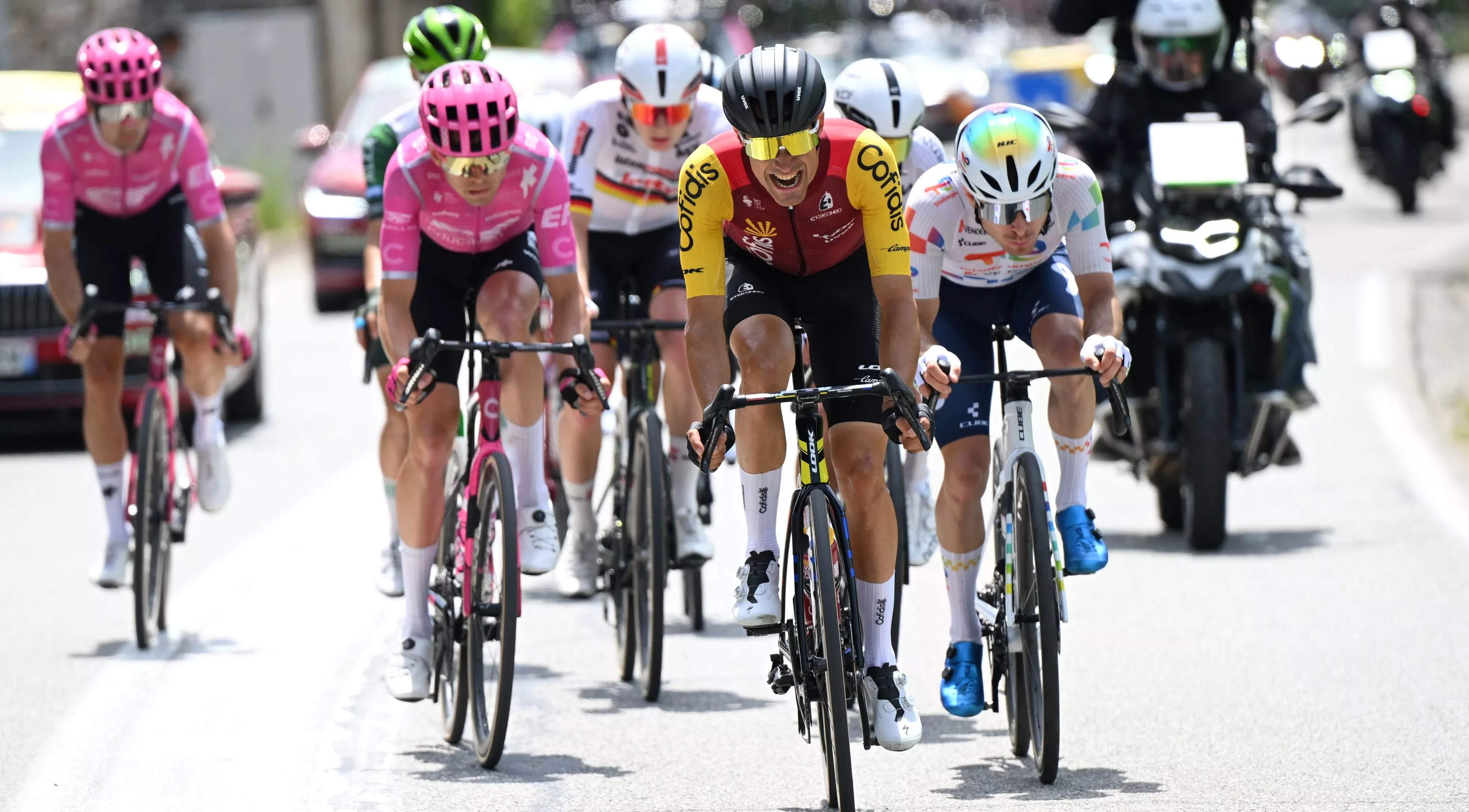 Samitier, en cabeza, apretando en la lucha por el maillot de lunares. Foto: Getty Images/Cofidis