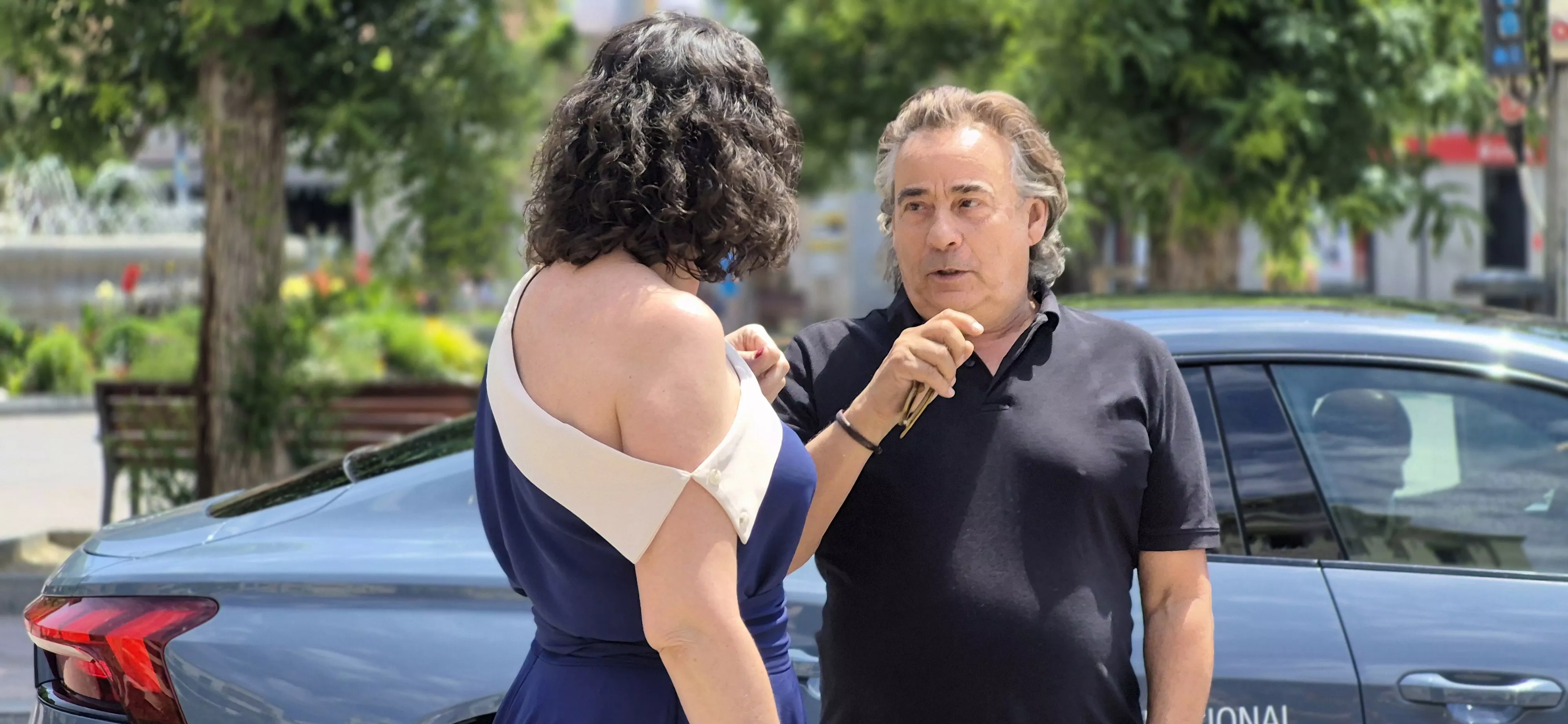 Eduard Fernández, recibido por Estela Rasal, dierctora del Festival Internacional de Cine de Huesca. Foto Myriam Martínez