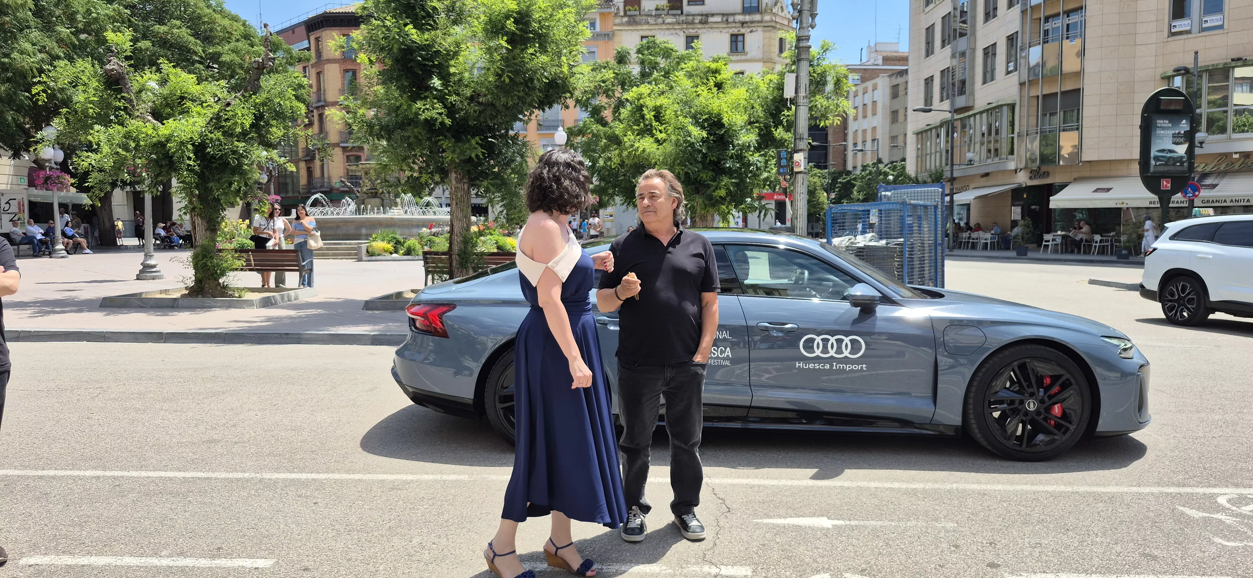 Eduard Fernández, recibido por Estela Rasal, dierctora del Festival Internacional de Cine de Huesca. Foto Myriam Martínez