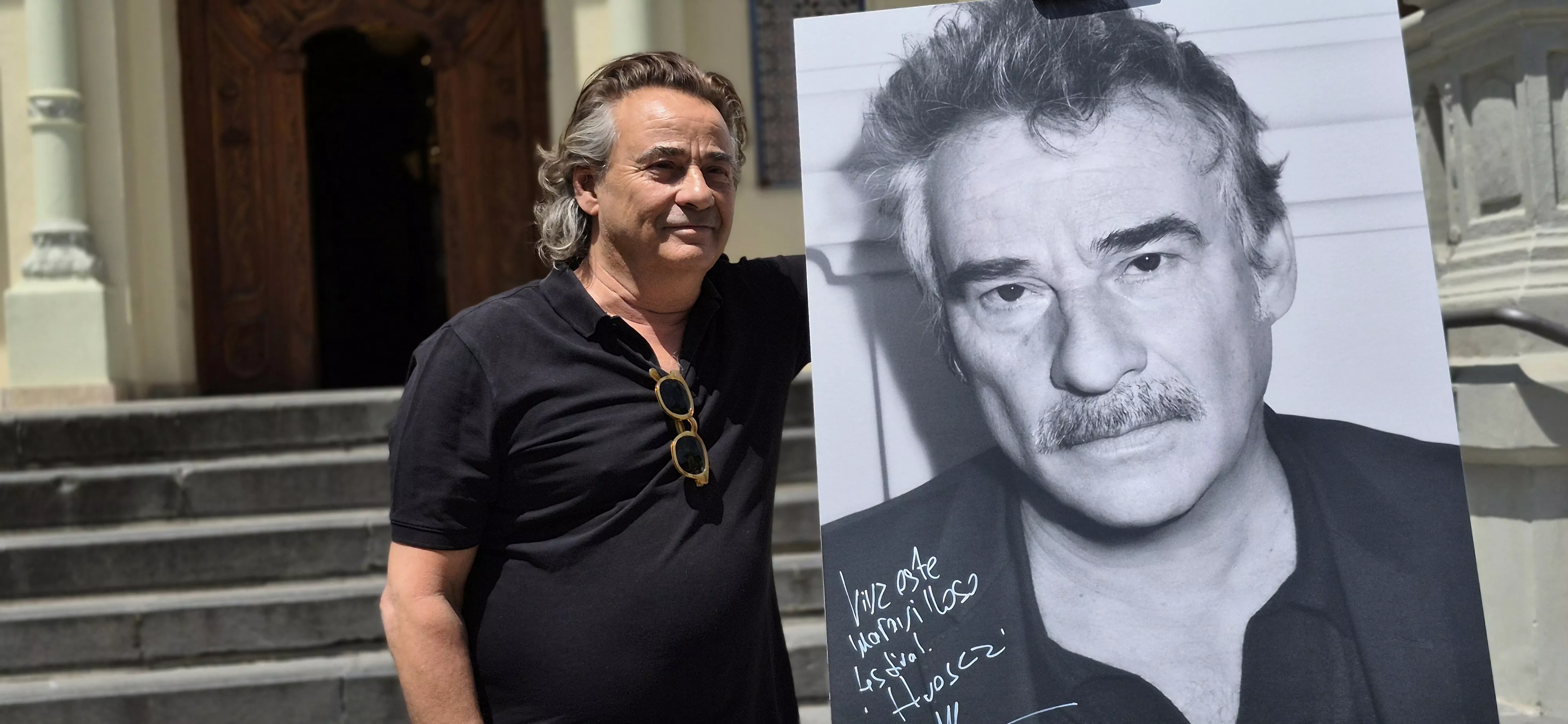 Eduard Fernández ha firmado su foto ante el Casino de Huesca y ha escrito: "Vive este maravilloso festival, Buñuel el más grande". Foto Myriam Martínez