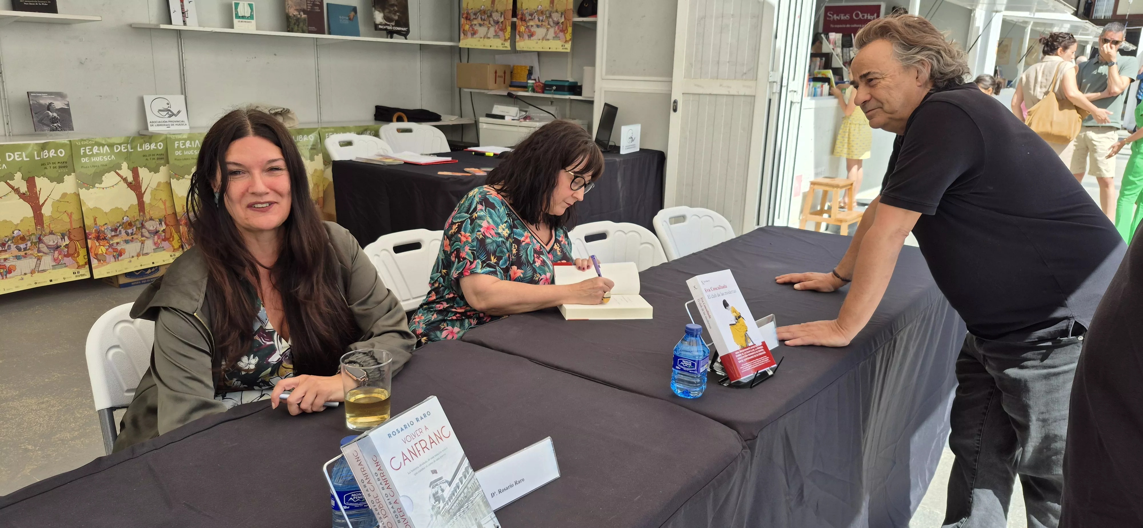 Eva Cosculluela firma un ejemplar para Eduard Fernández. Foto Myriam Martínez