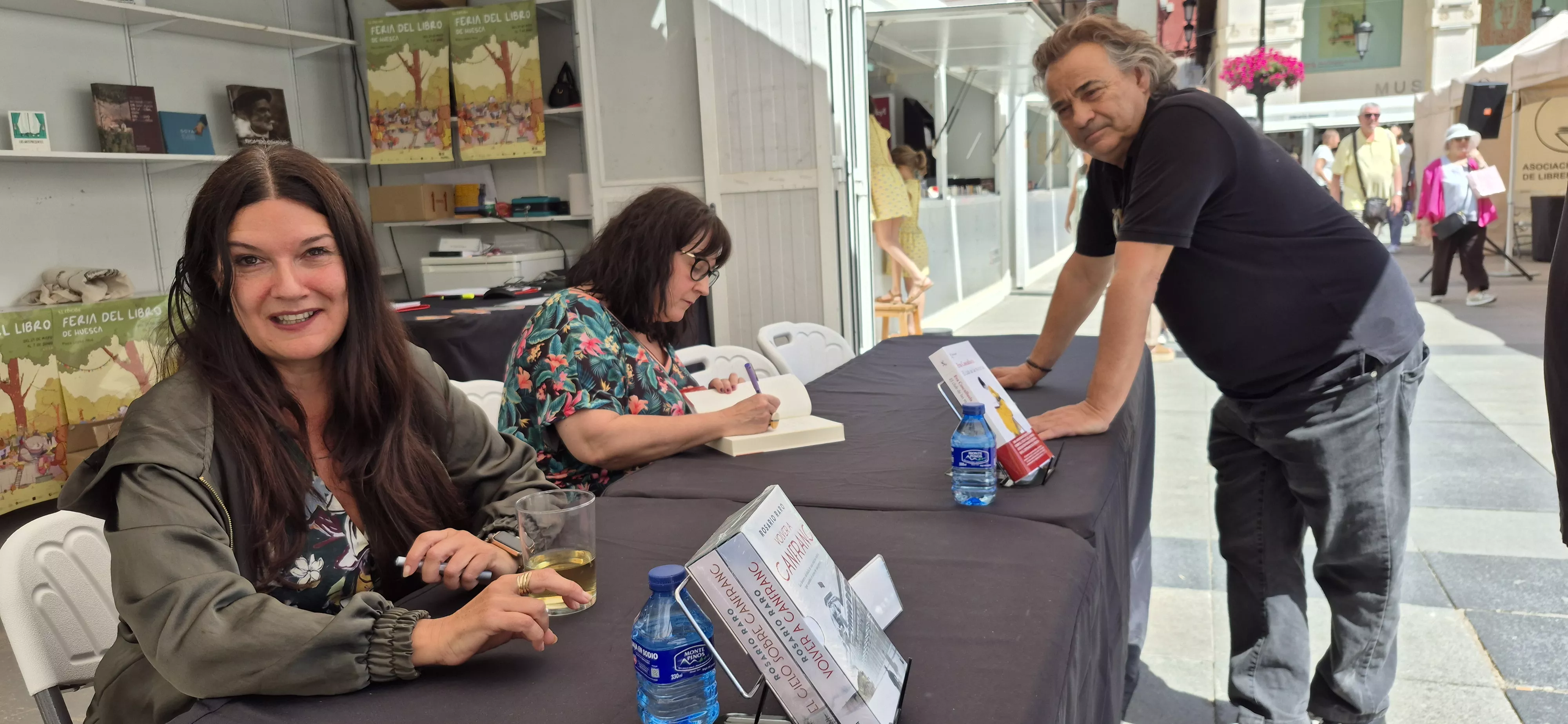 Eva Cosculluela firma un ejemplar para Eduard Fernández. Foto Myriam Martínez