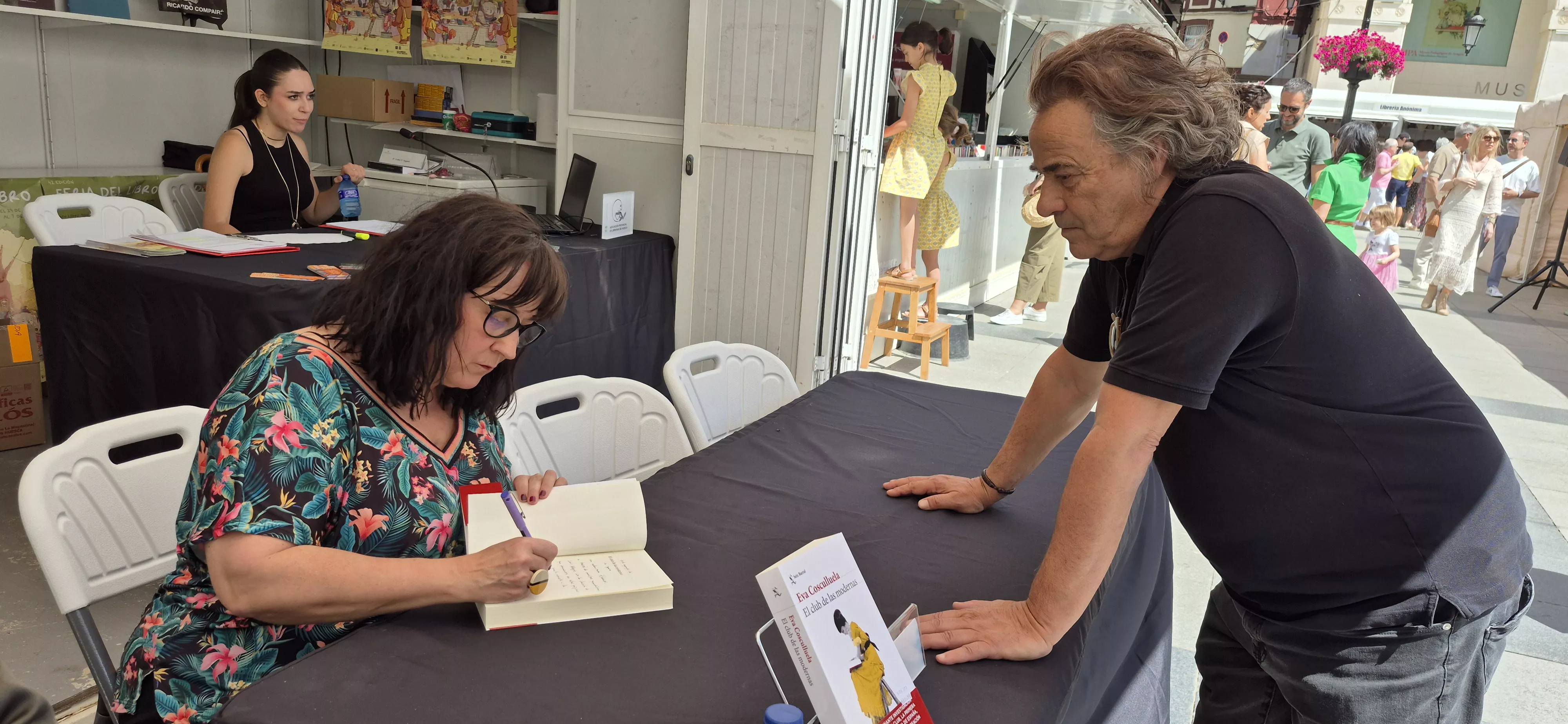 Eva Cosculluela firma un ejemplar para Eduard Fernández. Foto Myriam Martínez