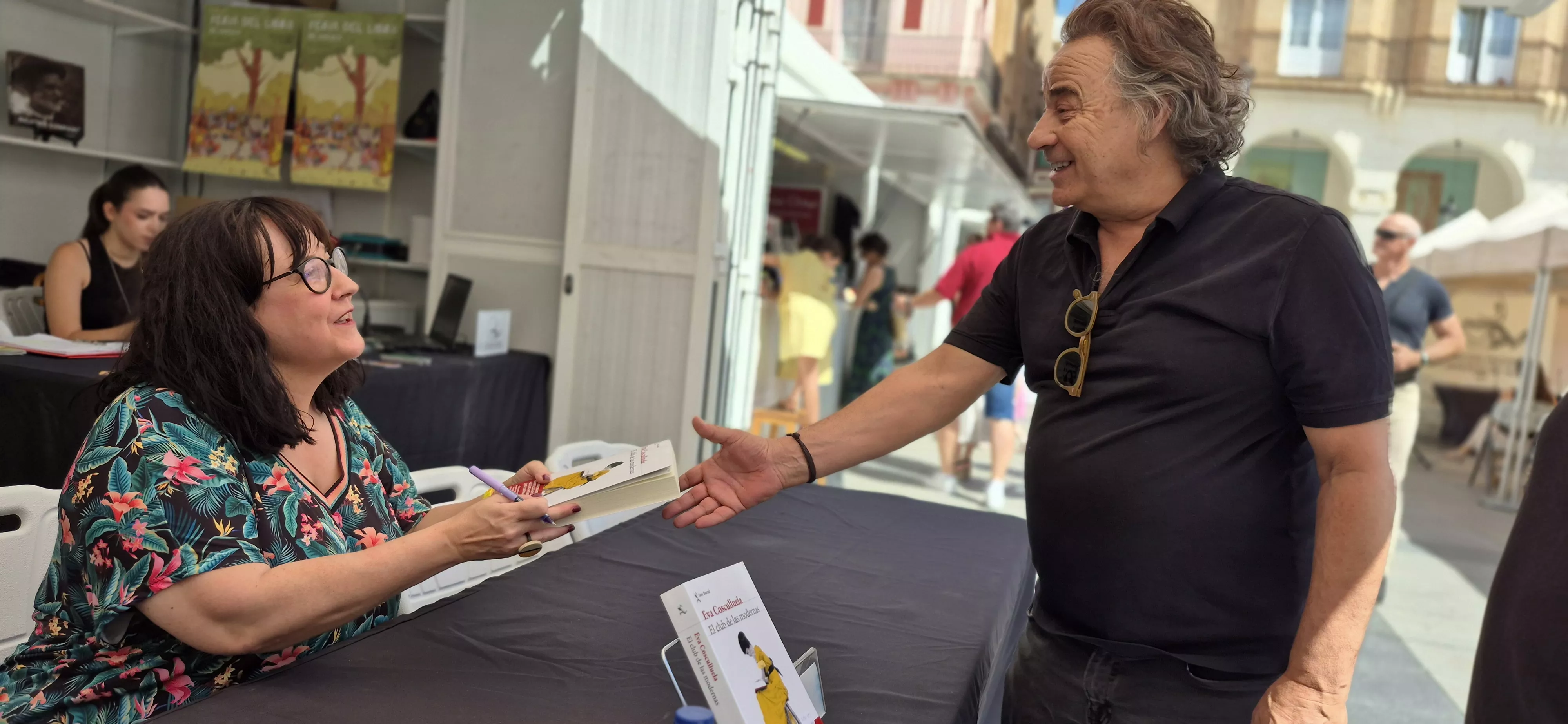 Eva Cosculluela firma un ejemplar para Eduard Fernández. Foto Myriam Martínez