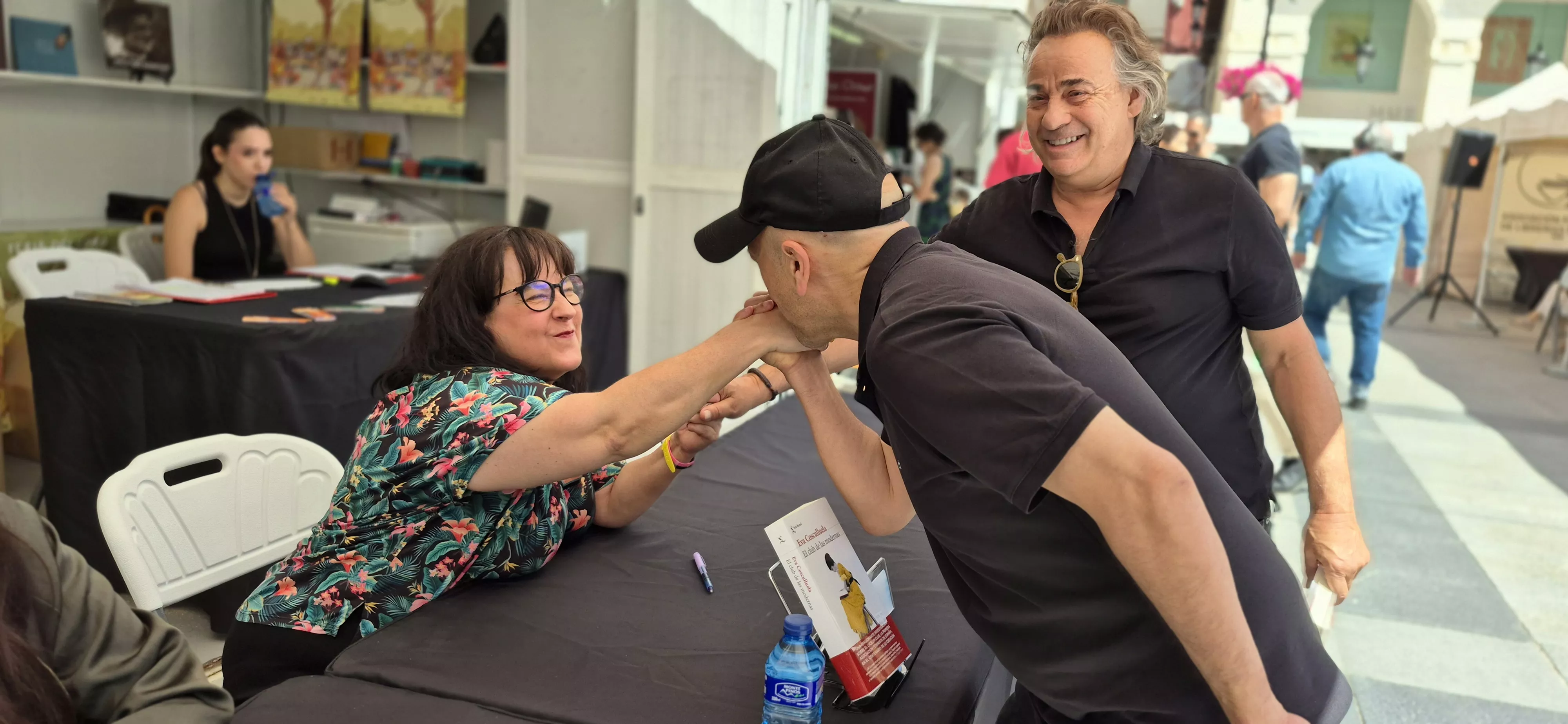 Luis Alegre saluda a Eva Cosculluela ante Eduard Fernández. Foto Myriam Martínez