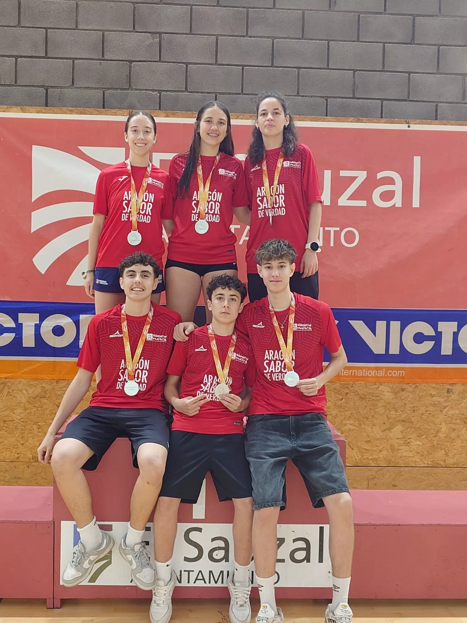 Los jugadores del Huesca La Magia con sus medallas. Los jugadores del Huesca La Magia con sus medallas.