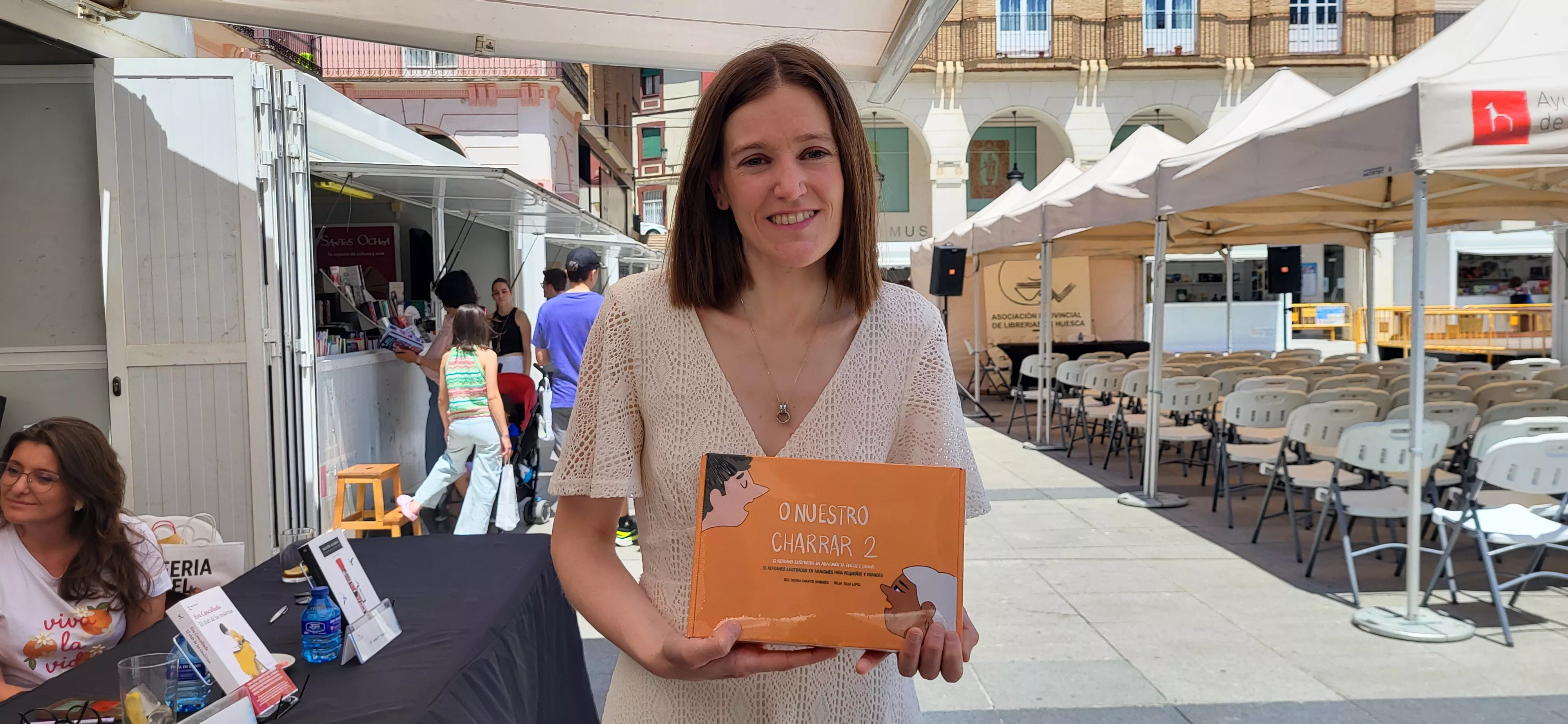 Iris Orosia Campo en la Feria del Libro de Huesca con 'O nuestro charrar 2'. Foto Mercedes Manterola