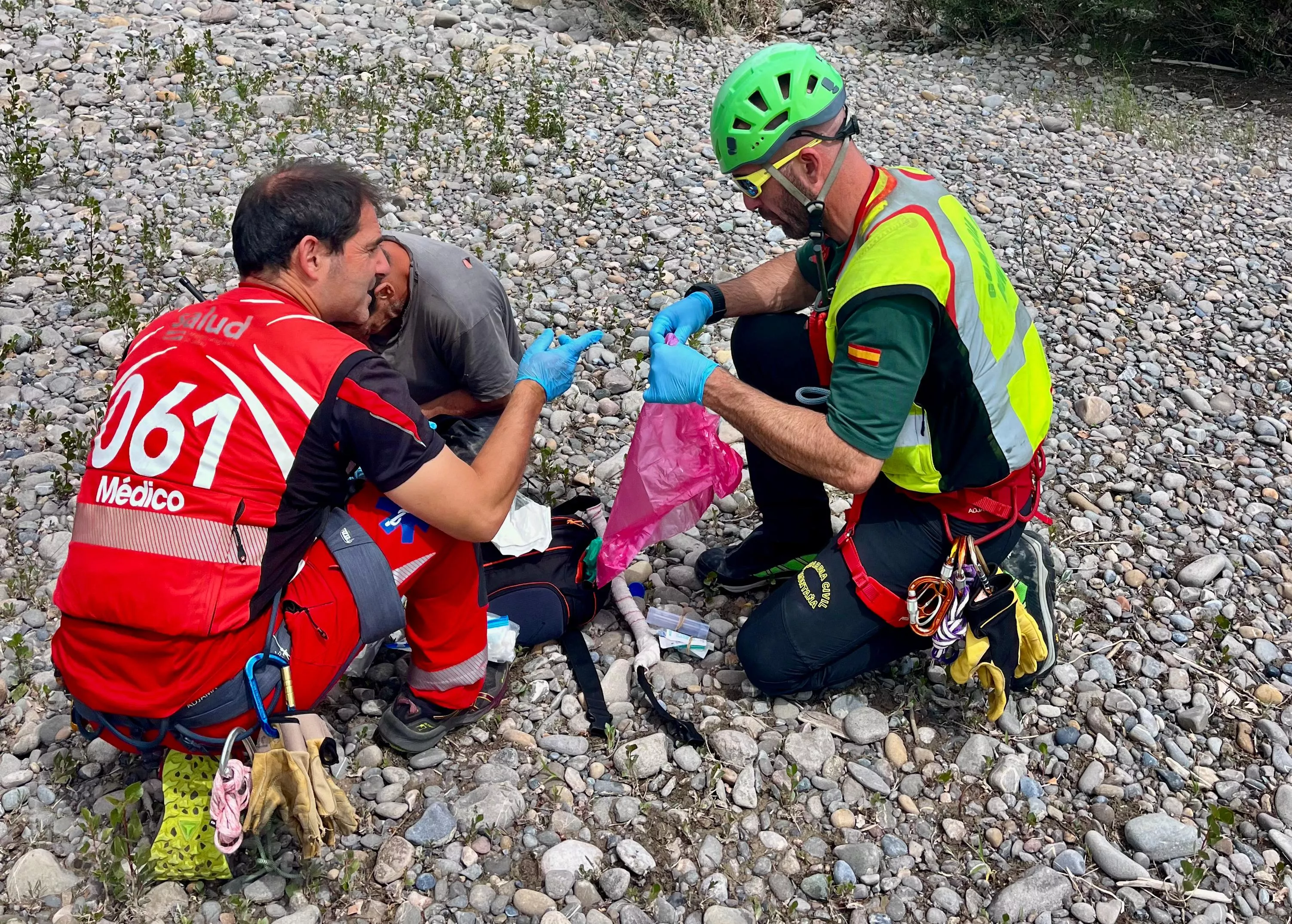 El Greim interviene por un golpe de calor, imprudencias y caídas en montaña. En la imagen, rescate en el río Ara.