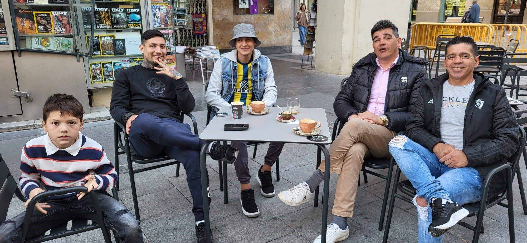 Chimi Ávila, con varios familiares suyos y Alfonso Borbón.