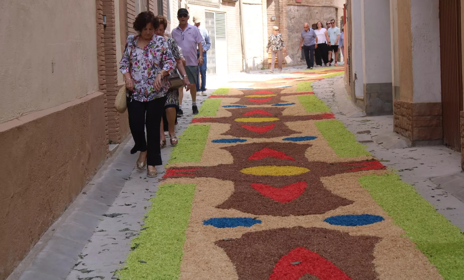 Tamarite se viste con alfombras de arte efímero y color en su tradicional Corpus.